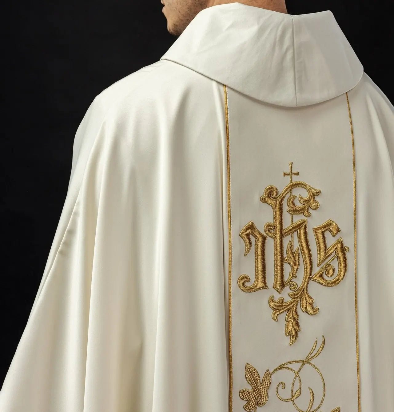 Chasuble liturgique écrue avec ceinture richement décorée de motif floral et IHS