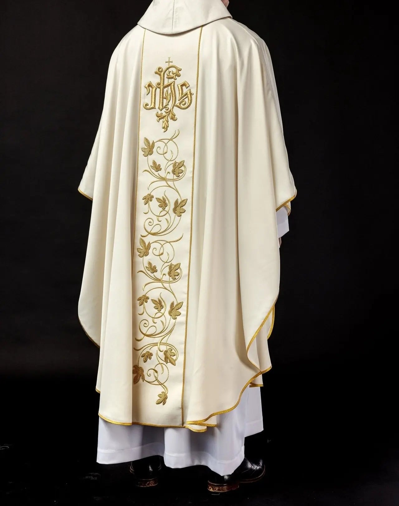 Ecru liturgical chasuble with richly decorated belt with floral motif and IHS