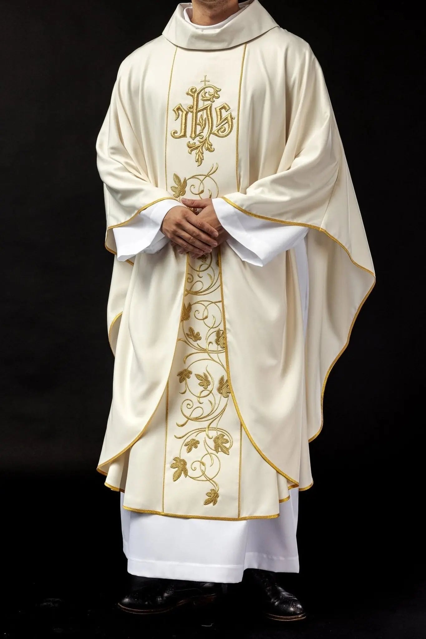 Chasuble liturgique écrue avec ceinture richement décorée de motif floral et IHS