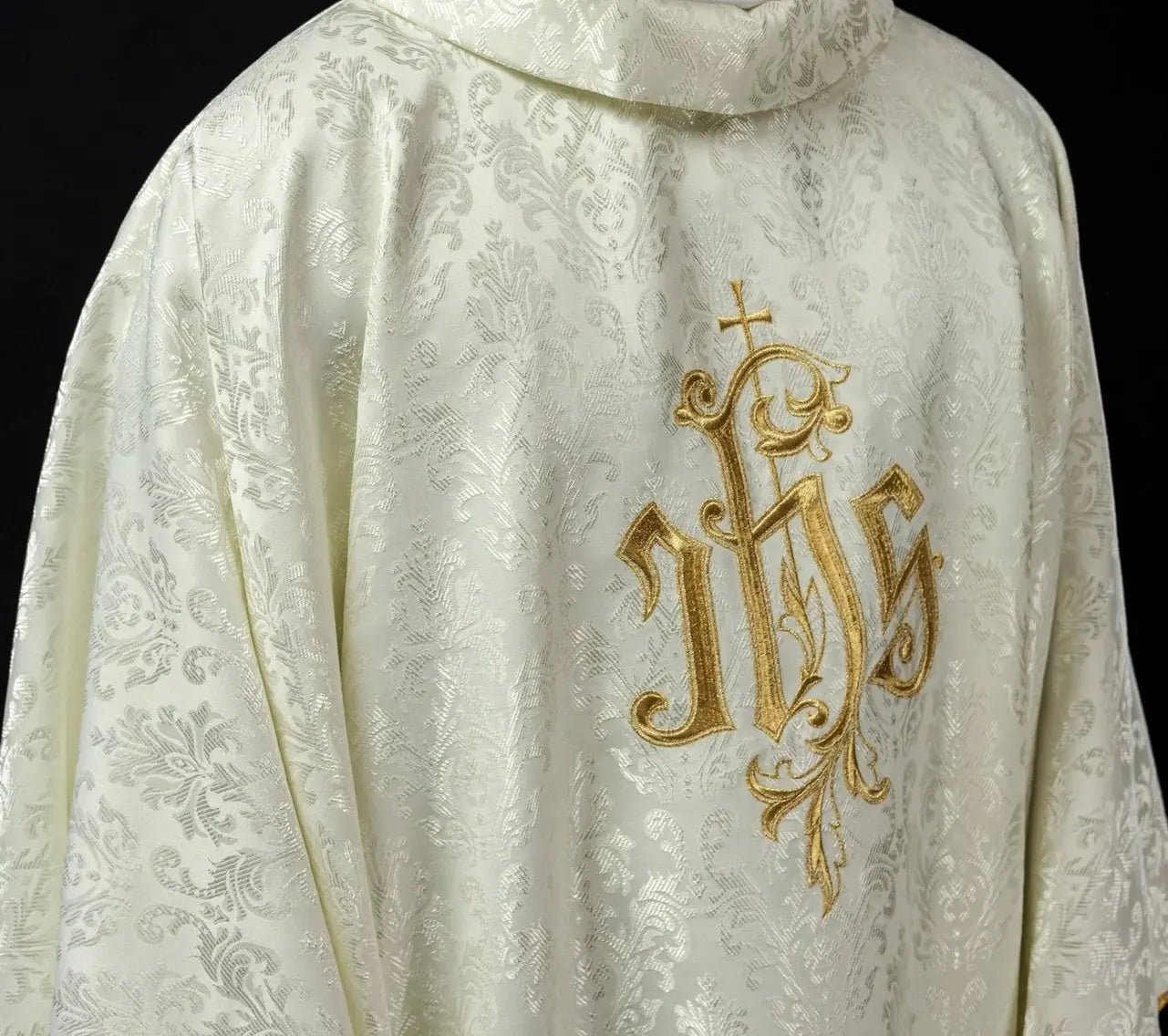 Chasuble écrue avec motif IHS brodé sur tissu décoratif