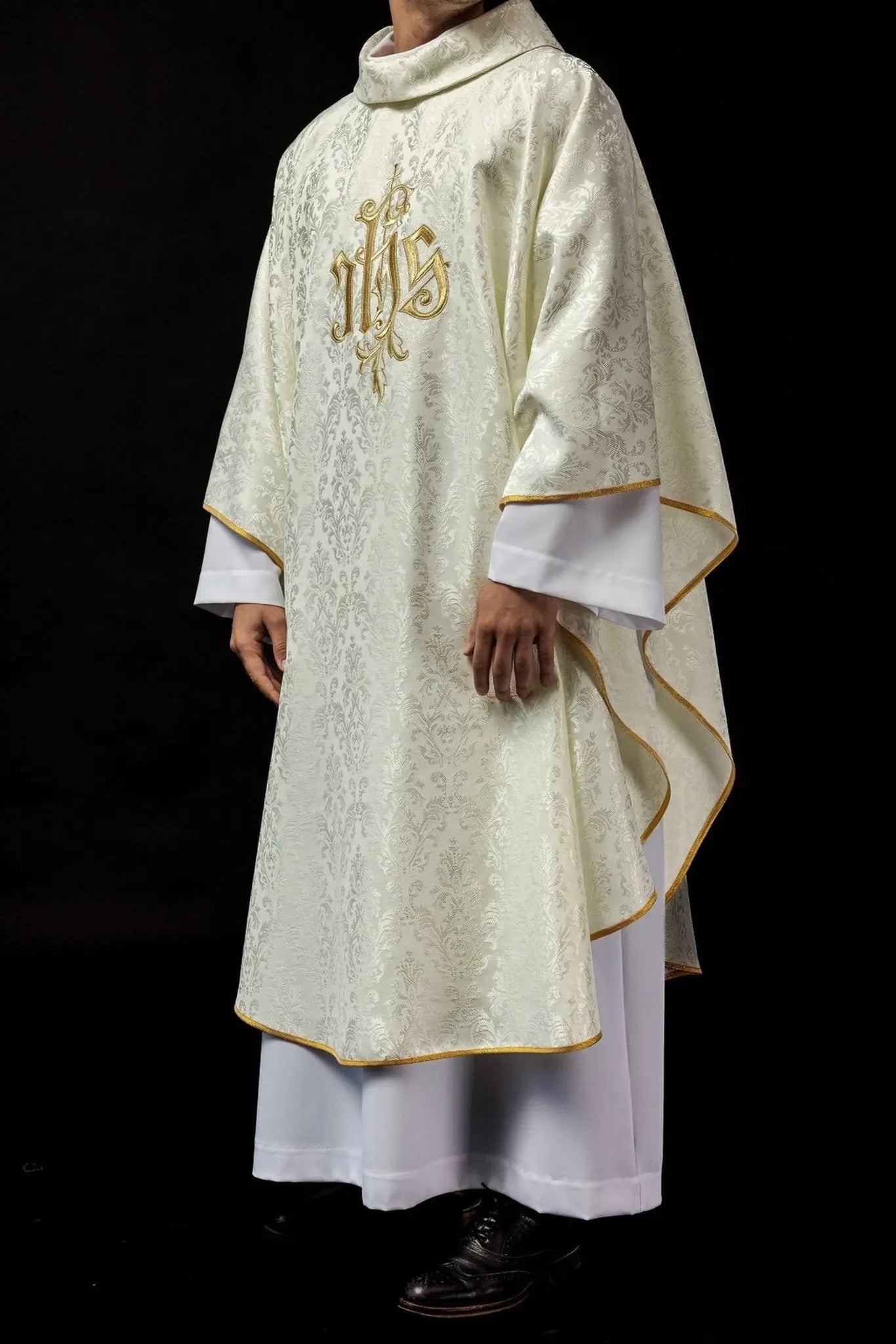Chasuble écrue avec motif IHS brodé sur tissu décoratif