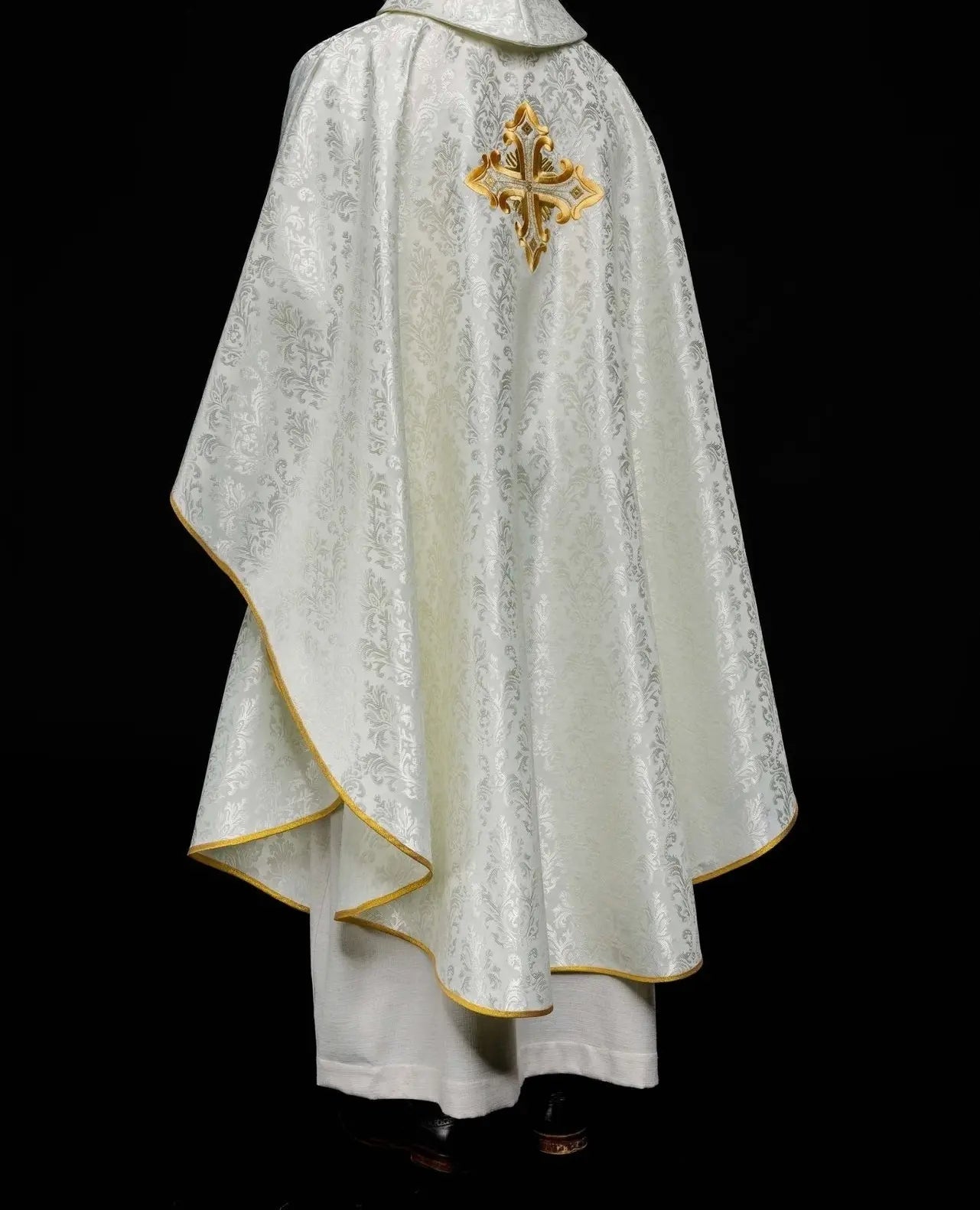 Chasuble écrue avec croix, fabriquée en tissu à motifs
