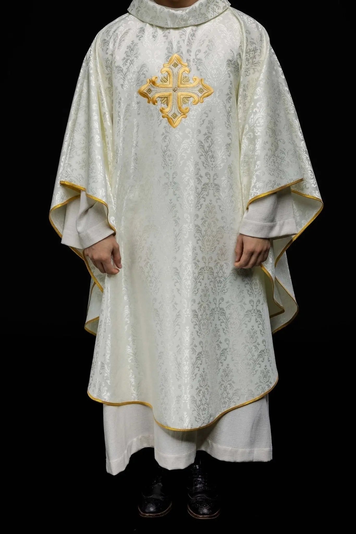 Chasuble écrue avec croix, fabriquée en tissu à motifs