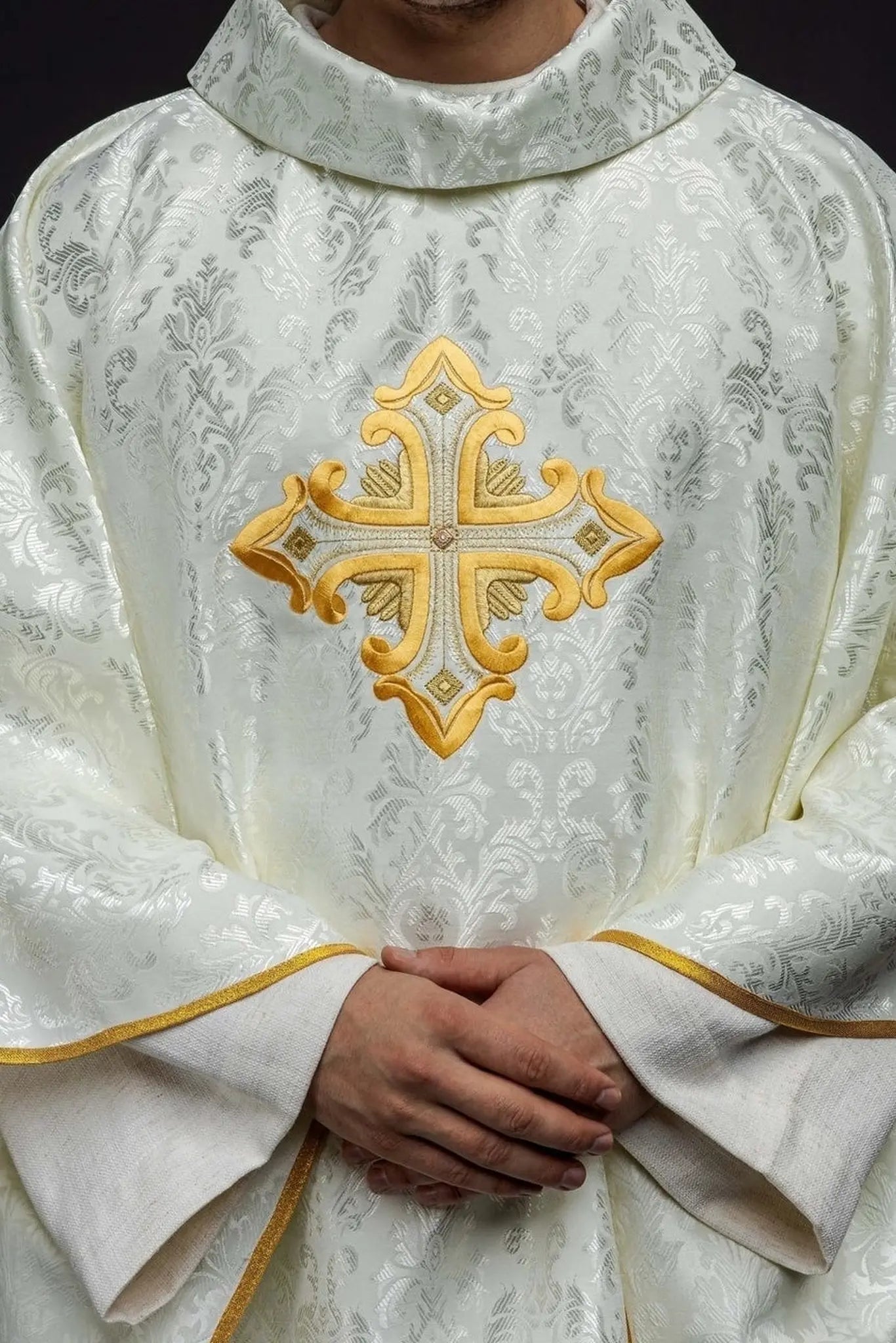 Chasuble écrue avec croix, fabriquée en tissu à motifs