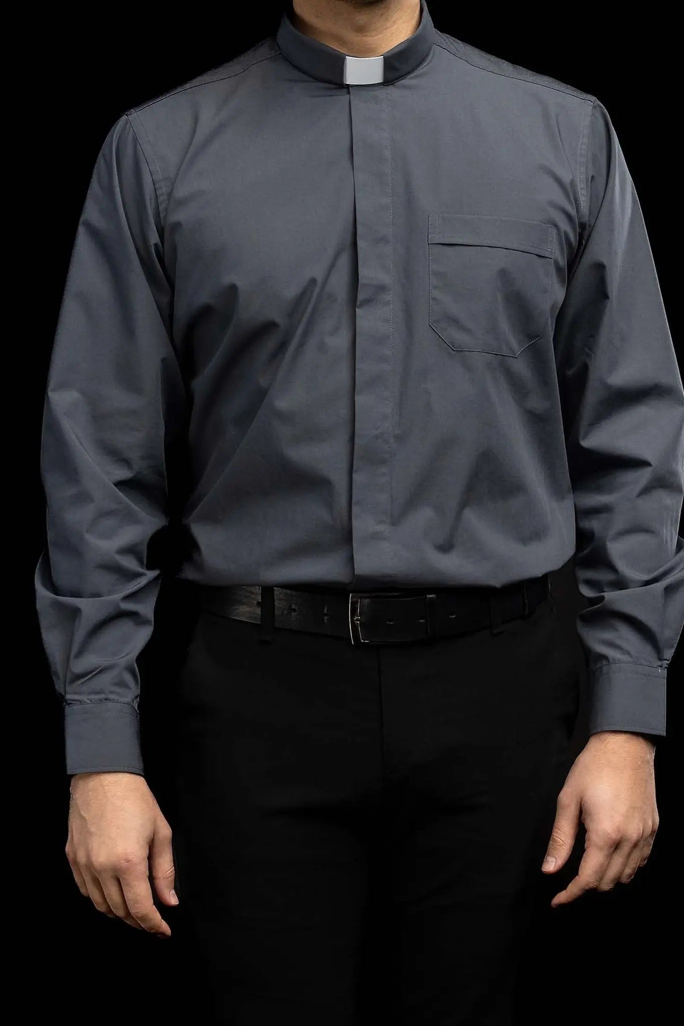 Chemise ecclésiastique gris foncé à manches longues avec patte de col