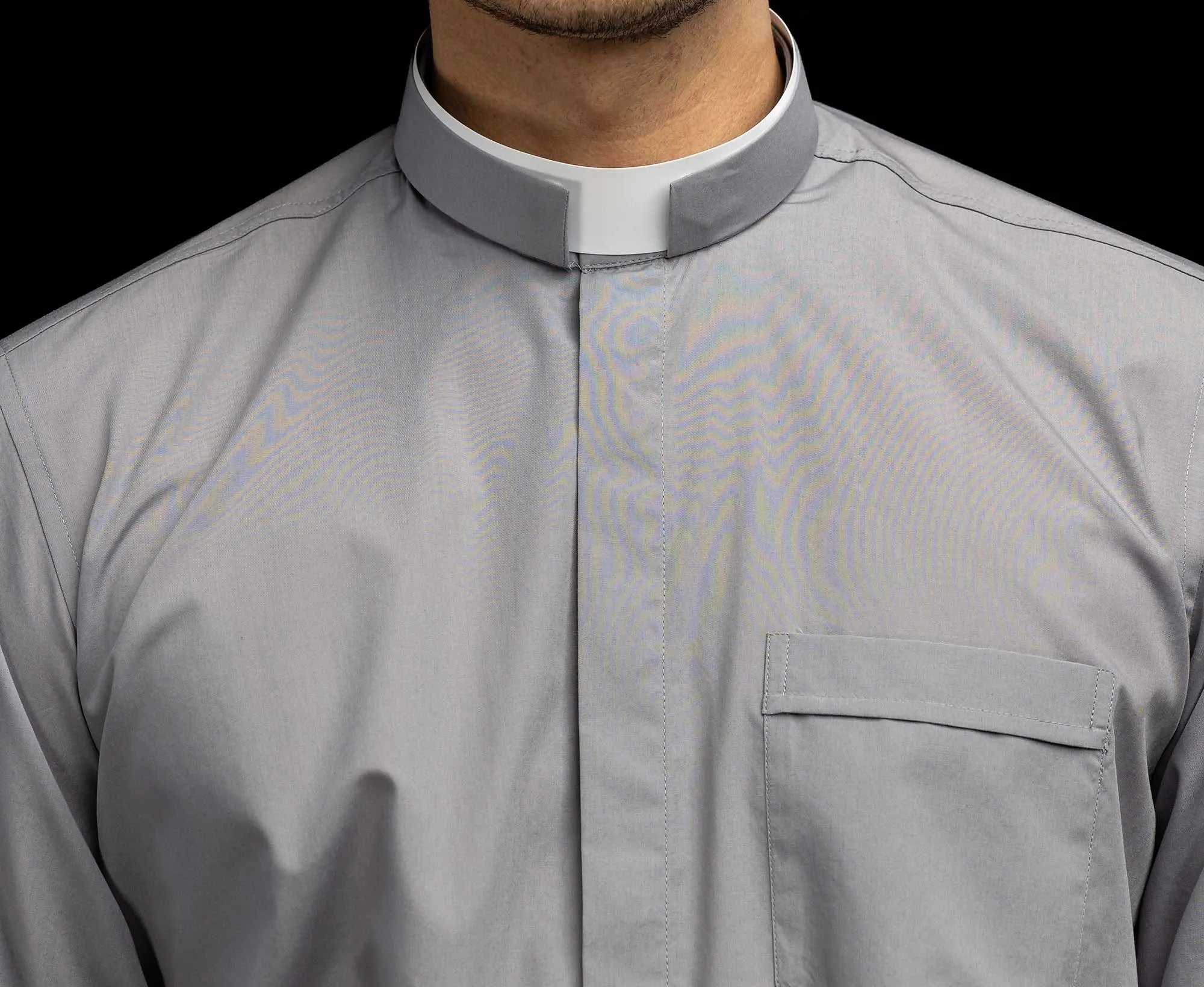 Chemise ecclésiastique romaine gris clair à manches longues avec patte de col