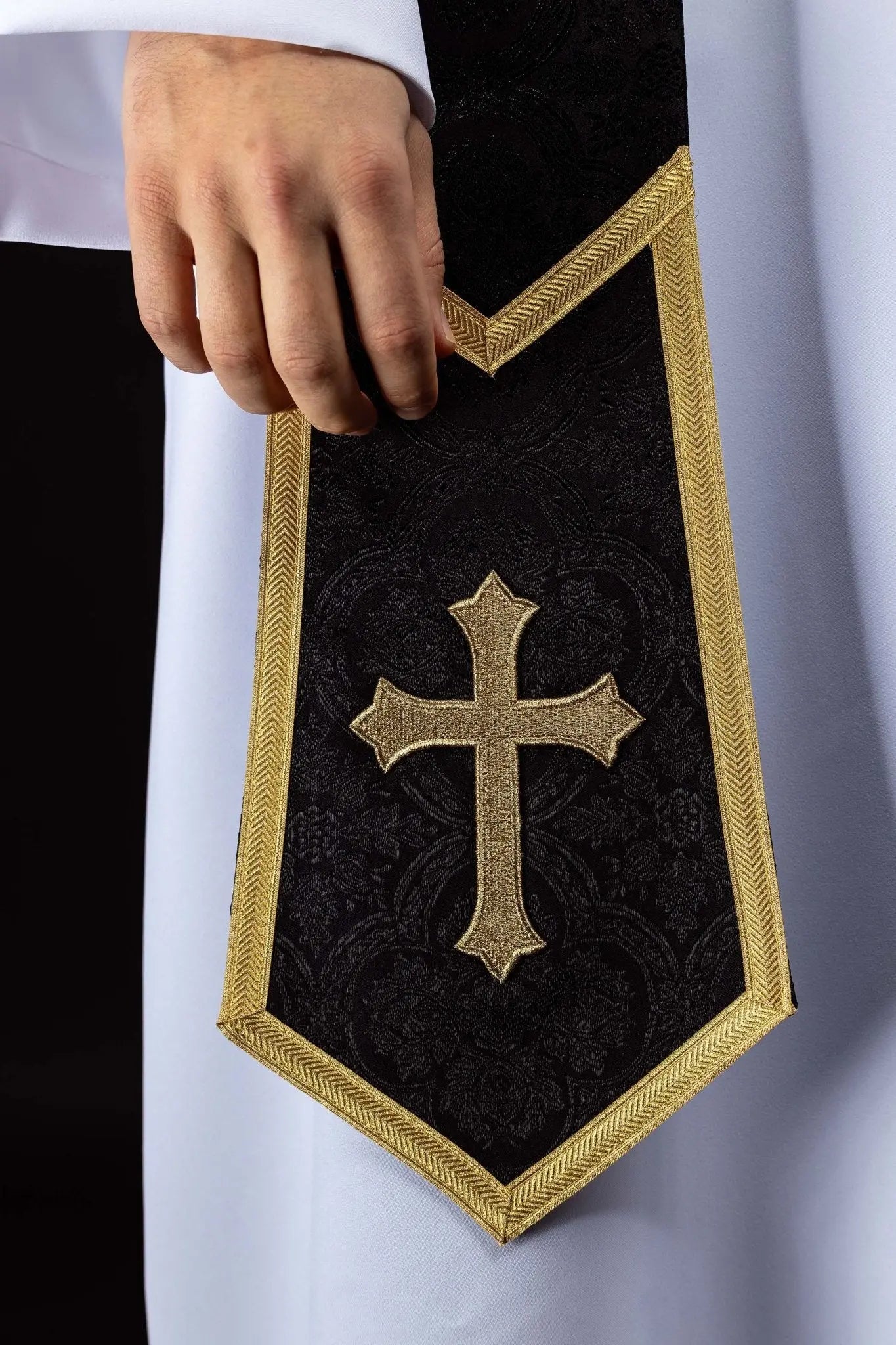 Étole noire en jacquard avec Croix brodée
