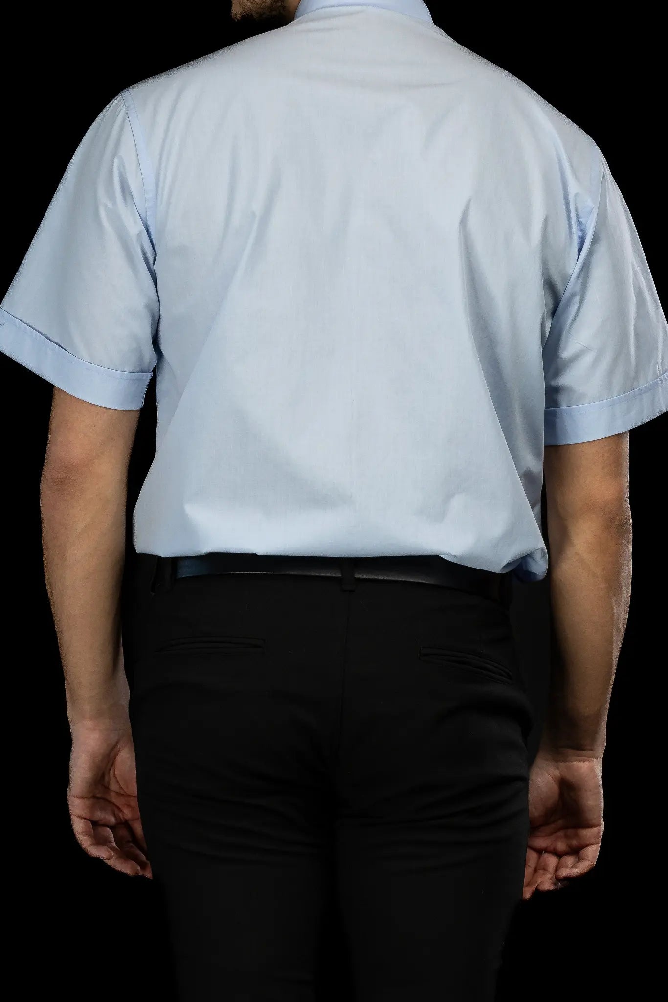 Chemise ecclésiastique bleue à manches courtes avec patte de col
