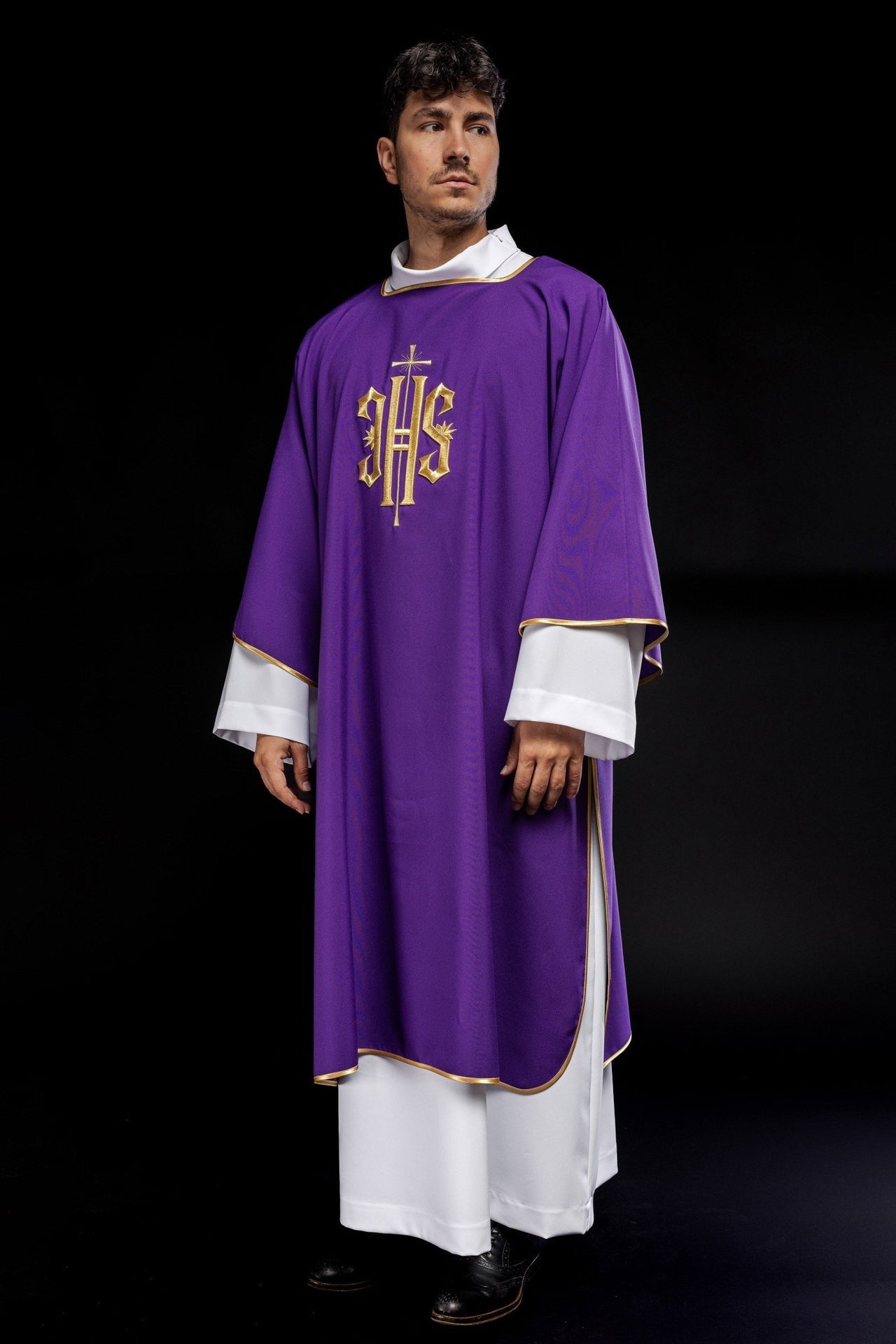 Fioletowa Dalmatyka z haftowanym złotym IHS