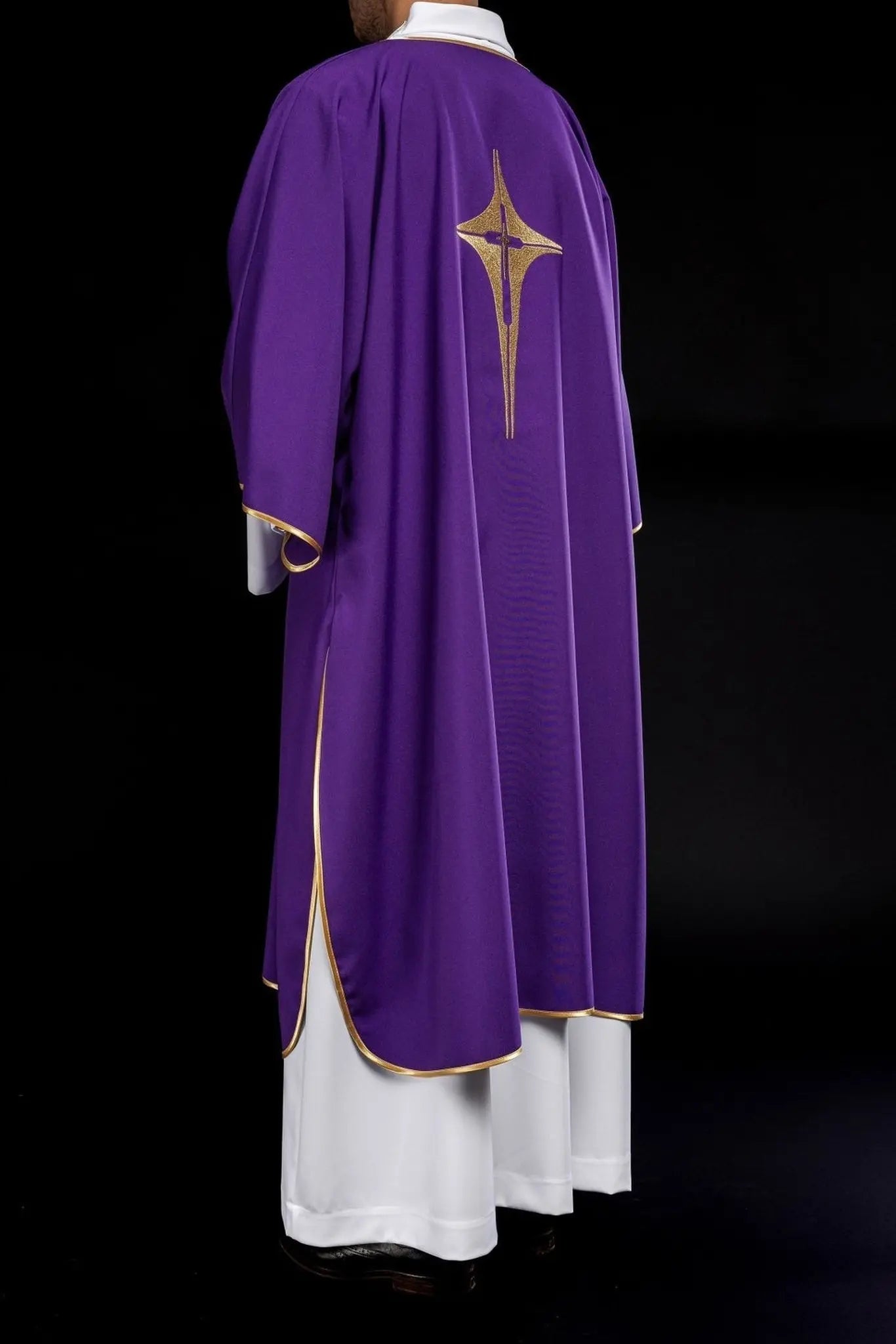Dalmate violet avec croix dorée brodée