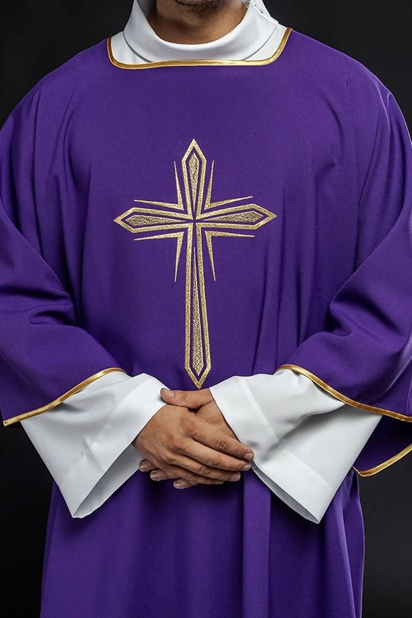 Dalmate violet avec croix dorée brodée