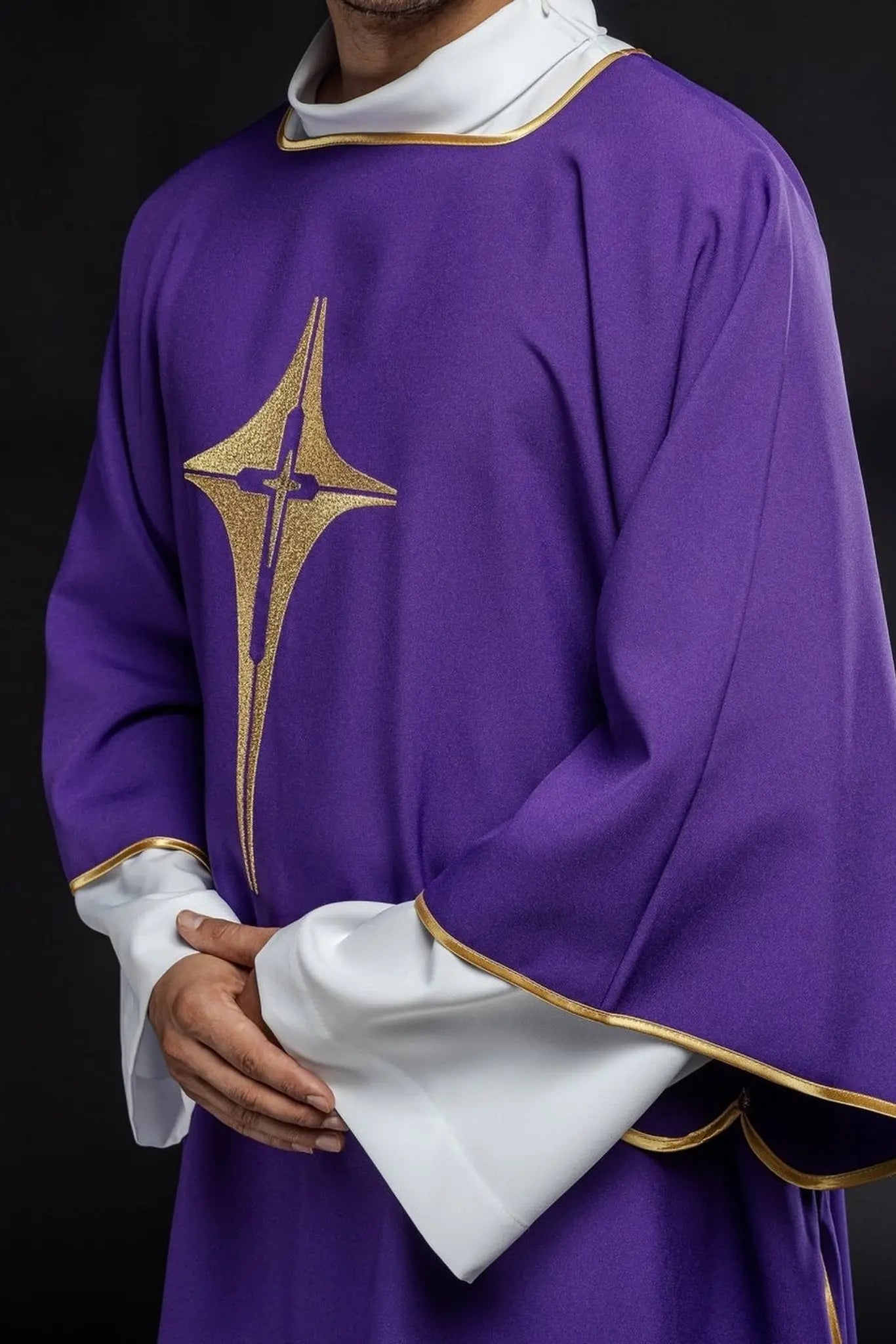 Dalmate violet avec croix dorée brodée