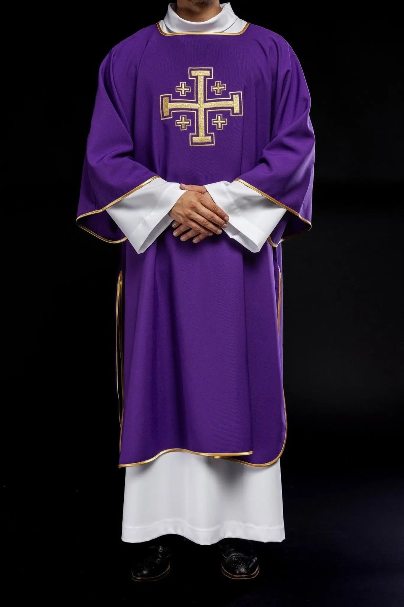 Dalmatique violette avec croix dorées brodées