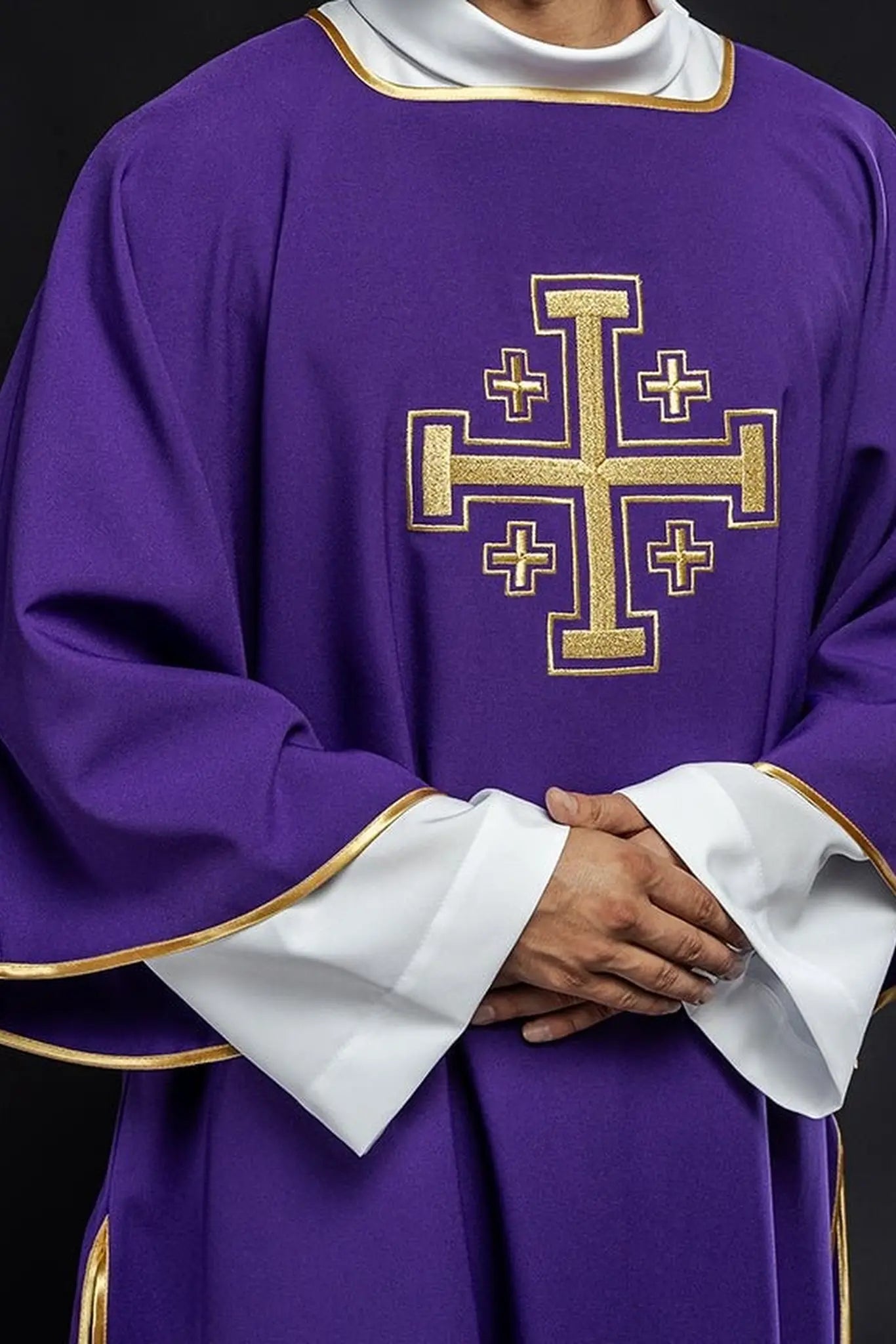 Dalmatique violette avec croix dorées brodées