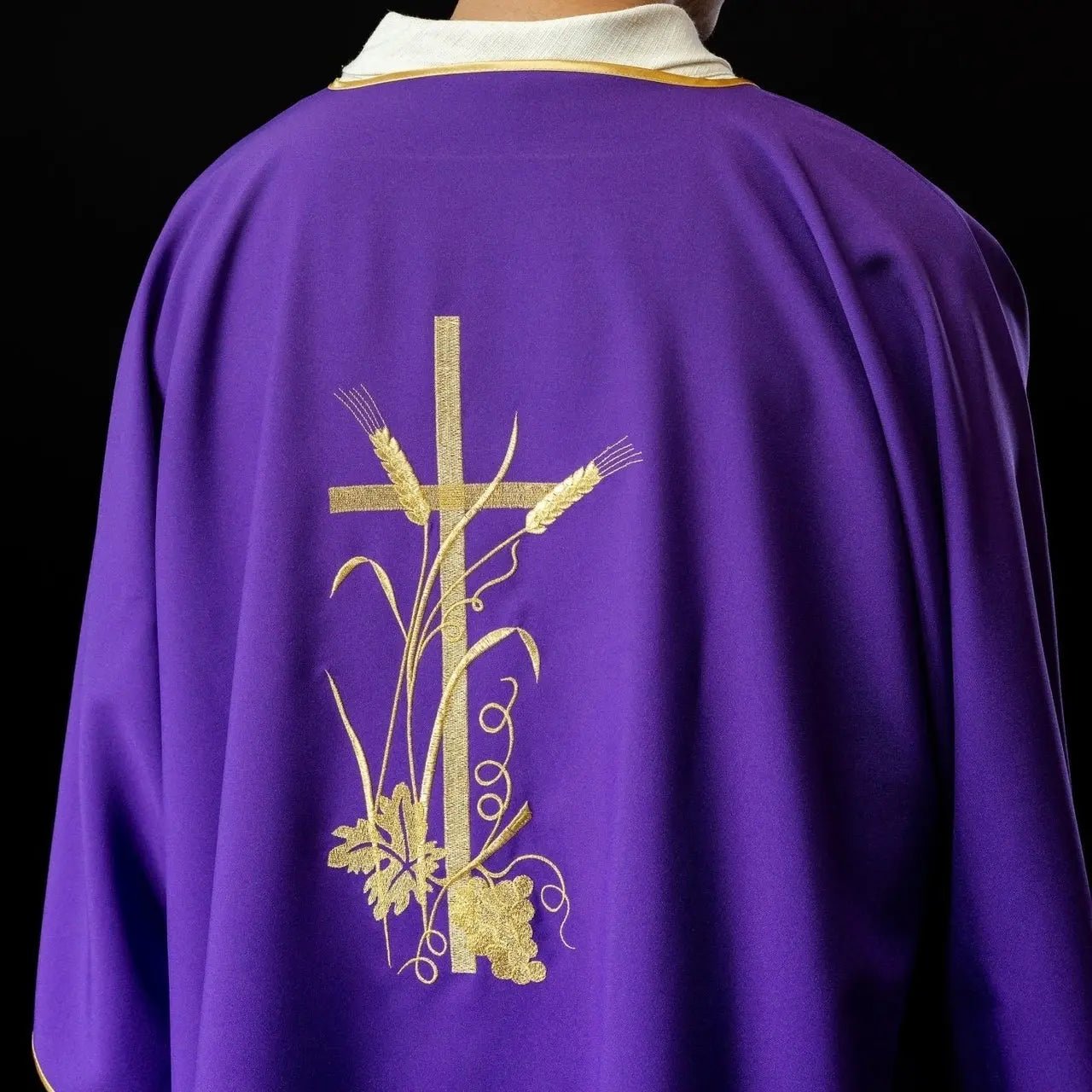 Dalmatique violette avec broderie de croix Pax dorée