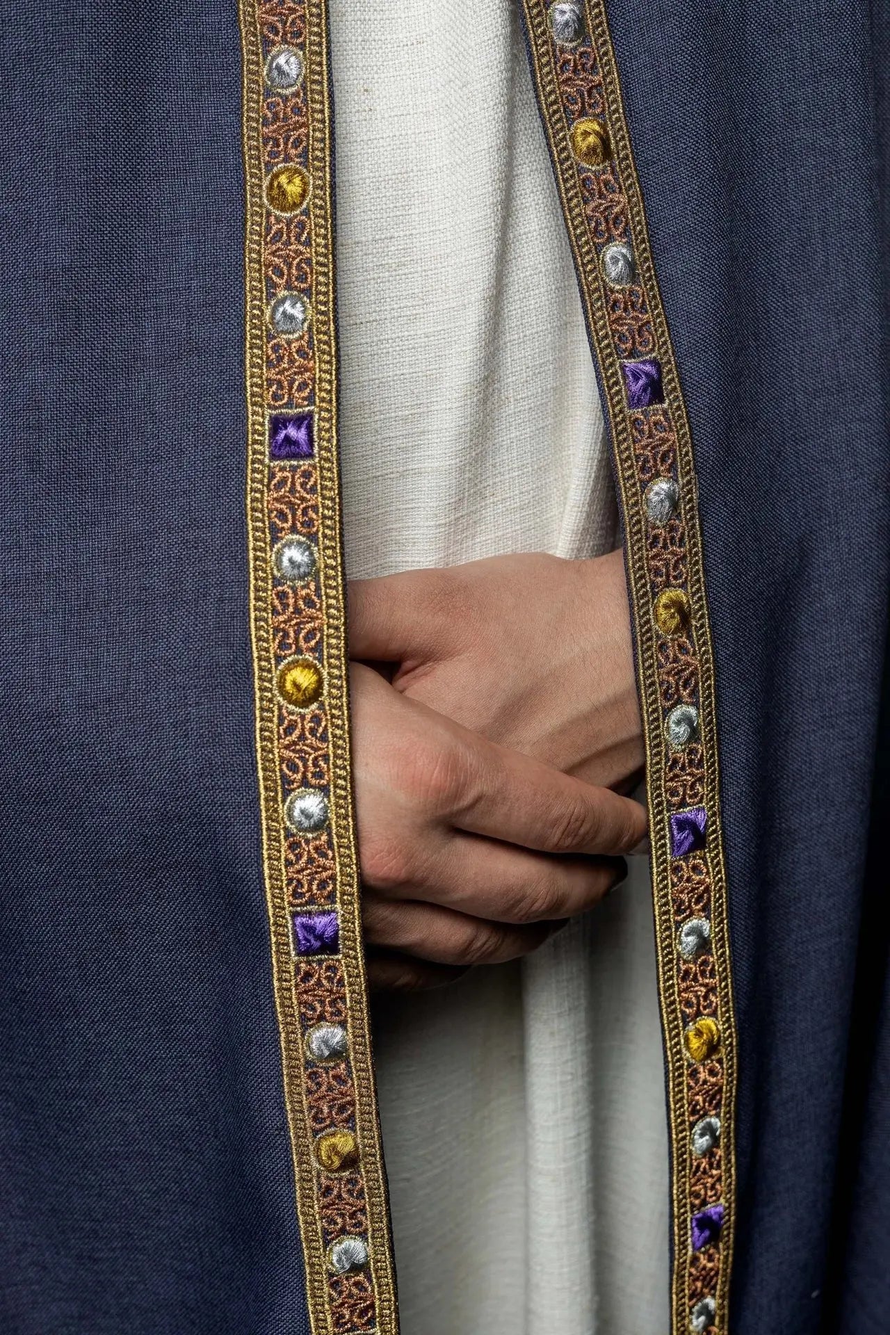 Cape liturgique violette avec IHS doré