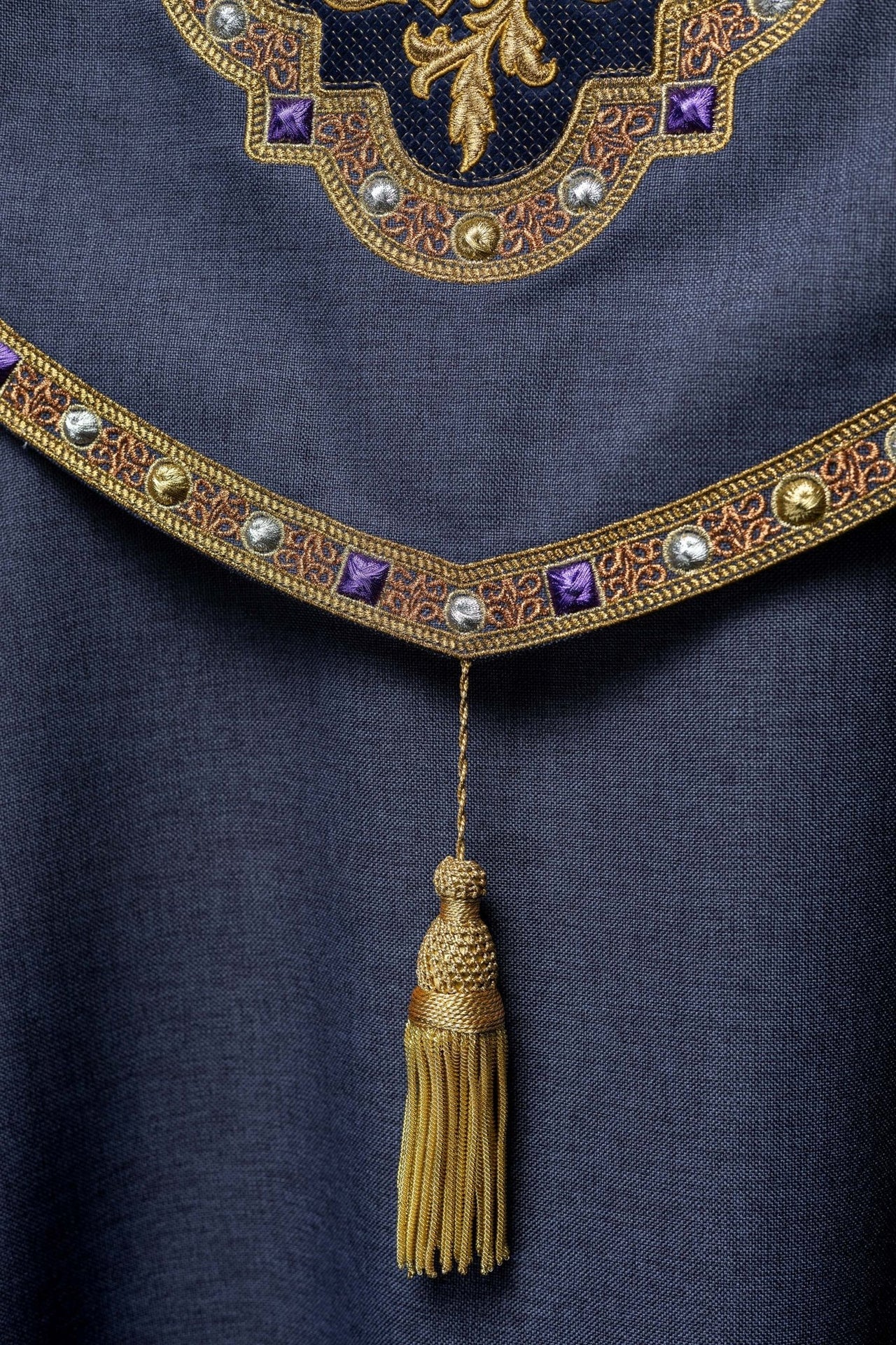 Fioletowa kapa liturgiczna z złotym IHS