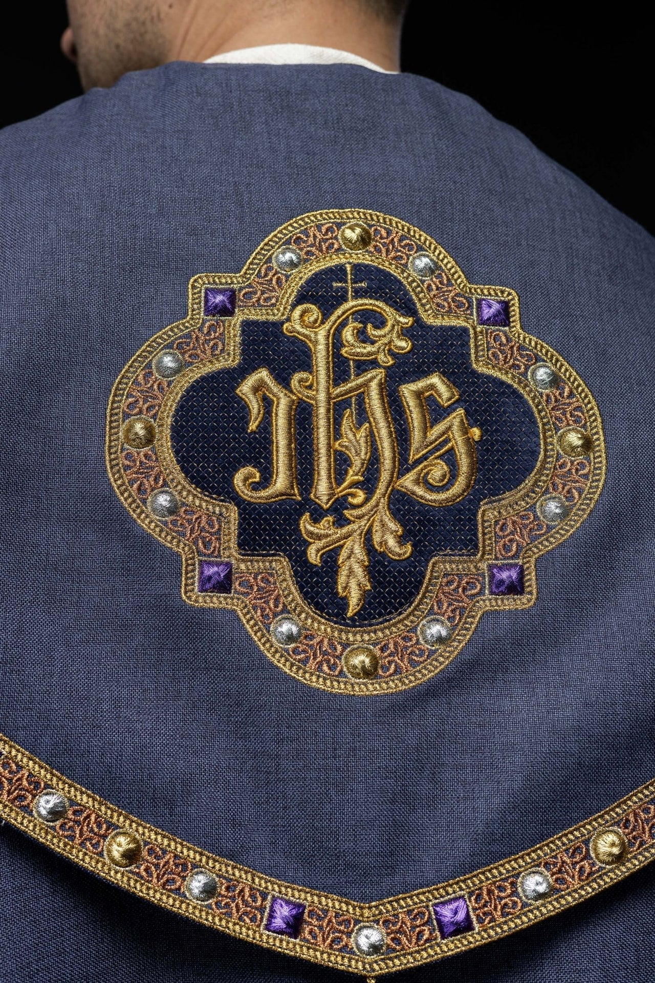 Fioletowa kapa liturgiczna z złotym IHS