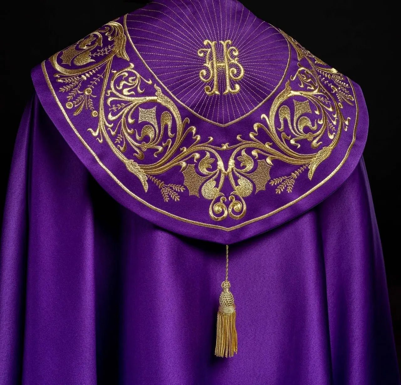 Chape liturgique violette avec monogramme IHS doré