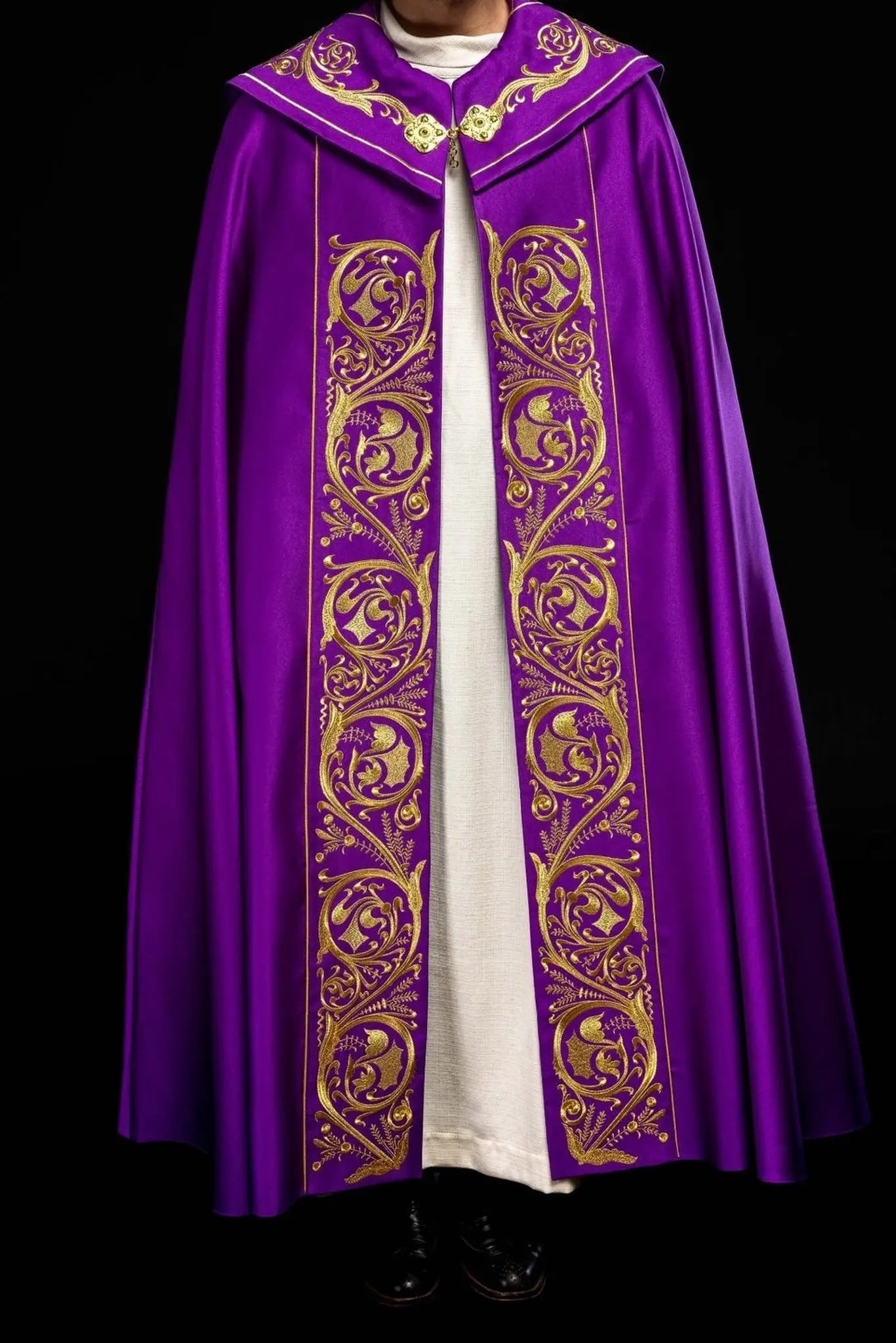 Chape liturgique violette avec monogramme IHS doré