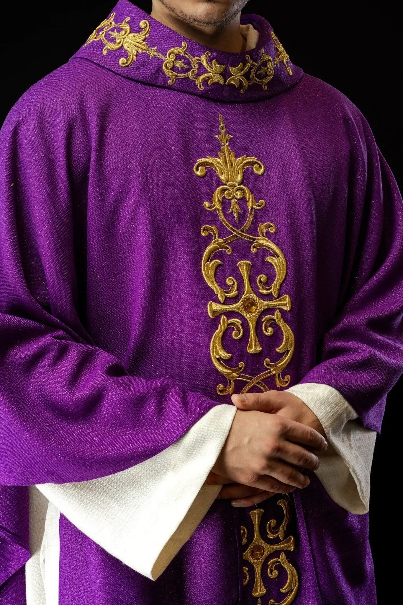 Chasuble violette richement brodée de pierres