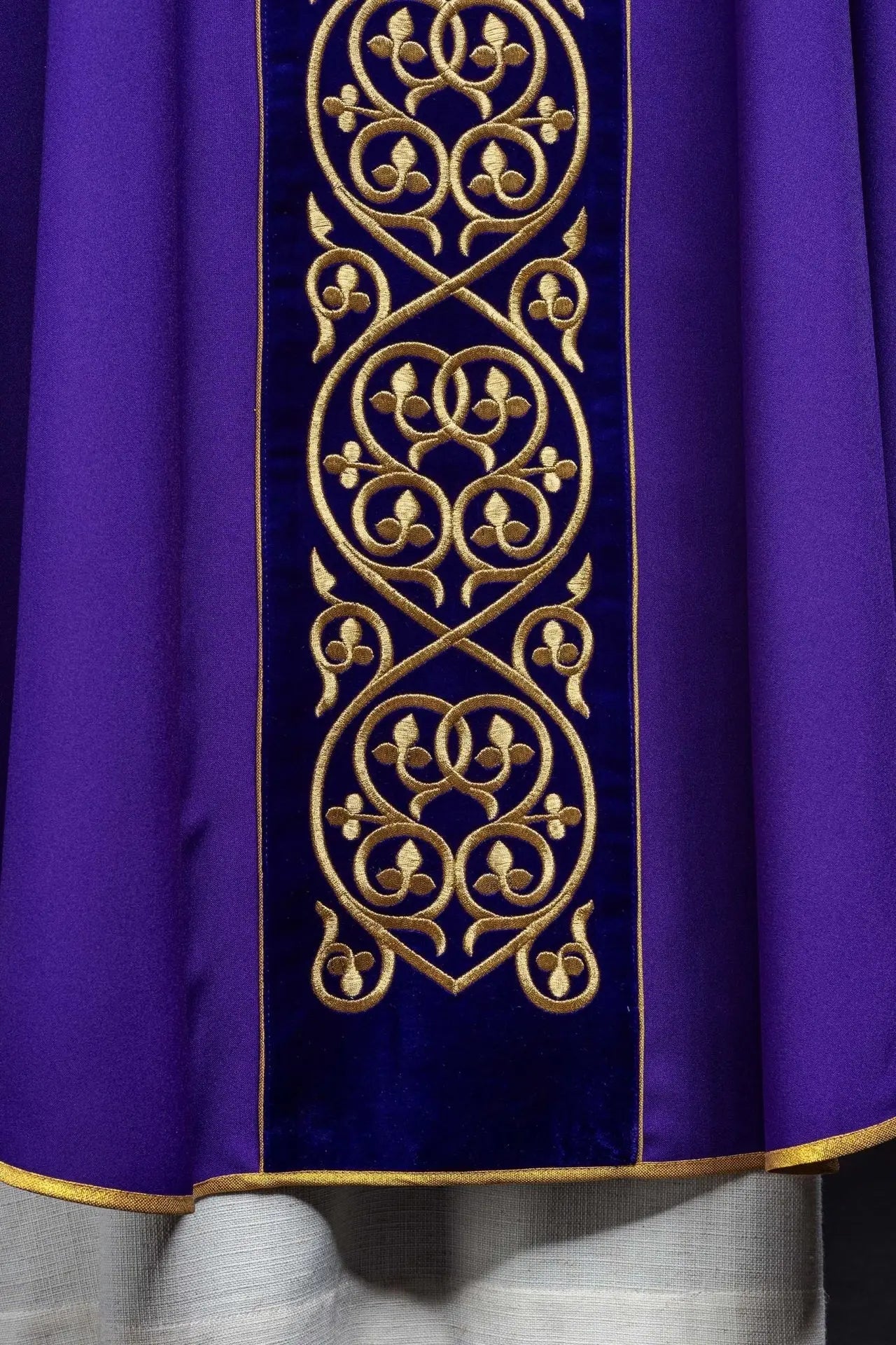 Chasuble liturgique violette décorée de broderies sur velours