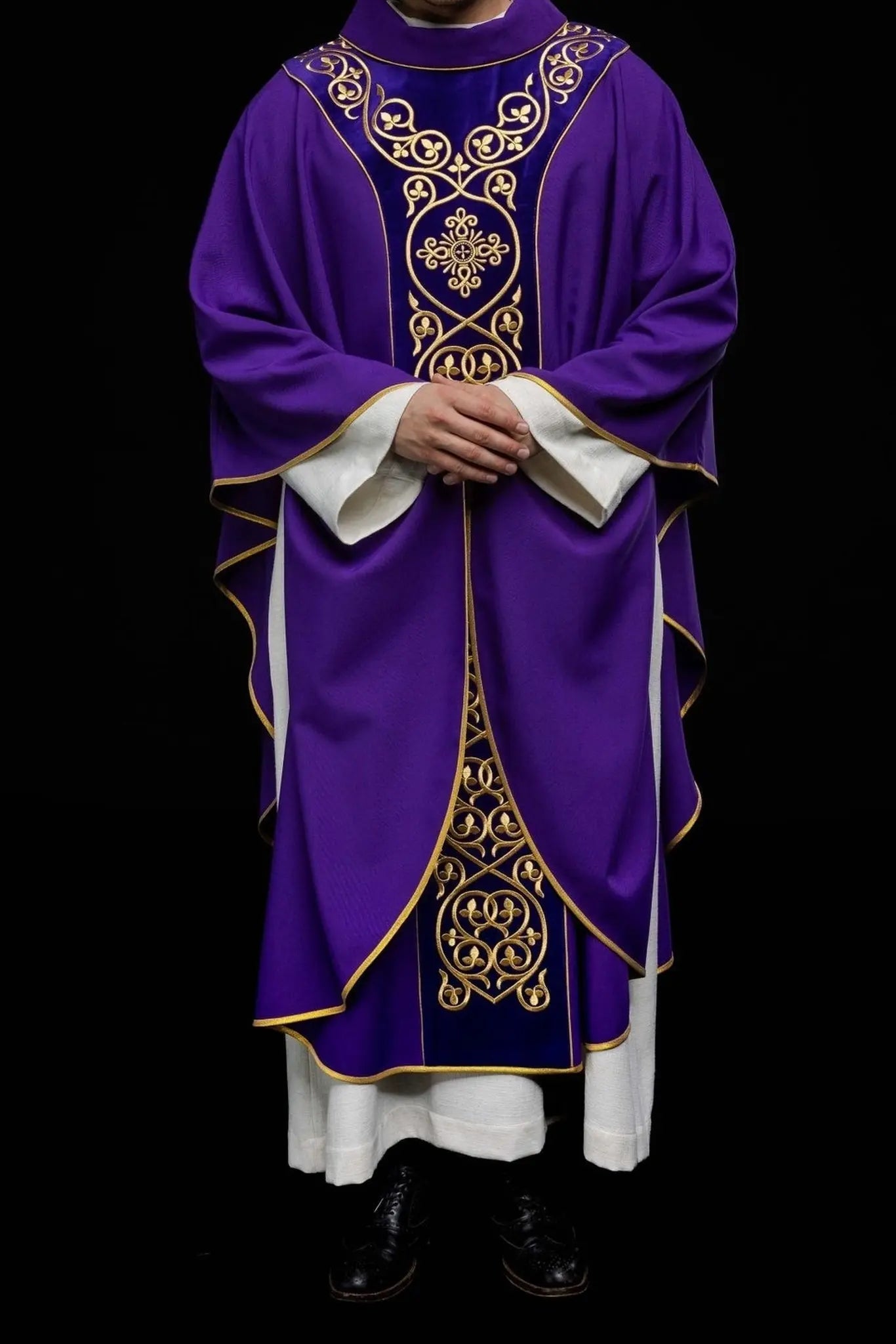 Chasuble liturgique violette décorée de broderies sur velours