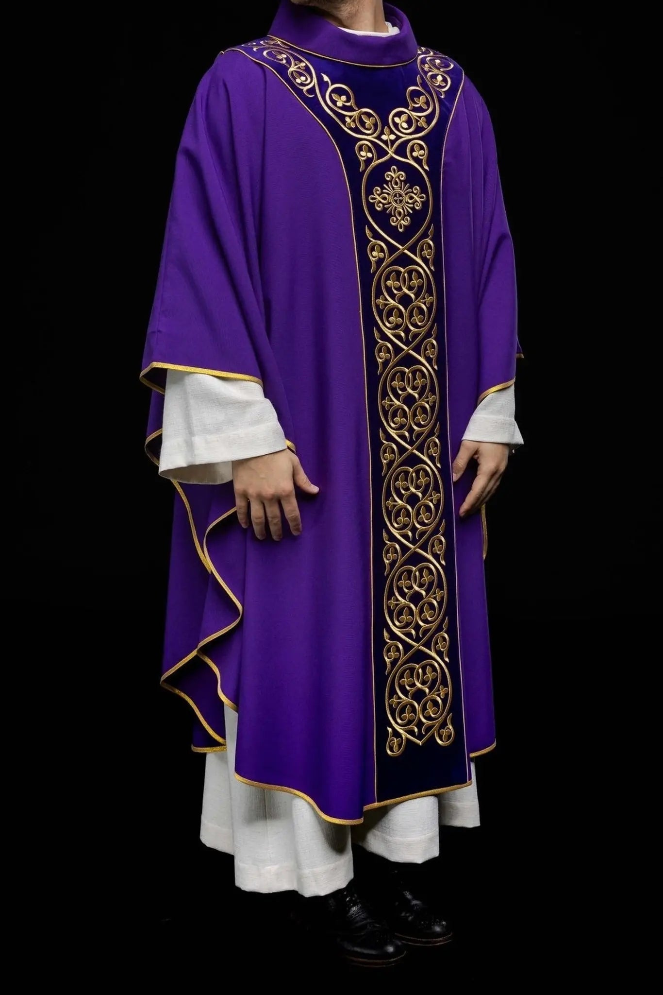 Chasuble liturgique violette décorée de broderies sur velours