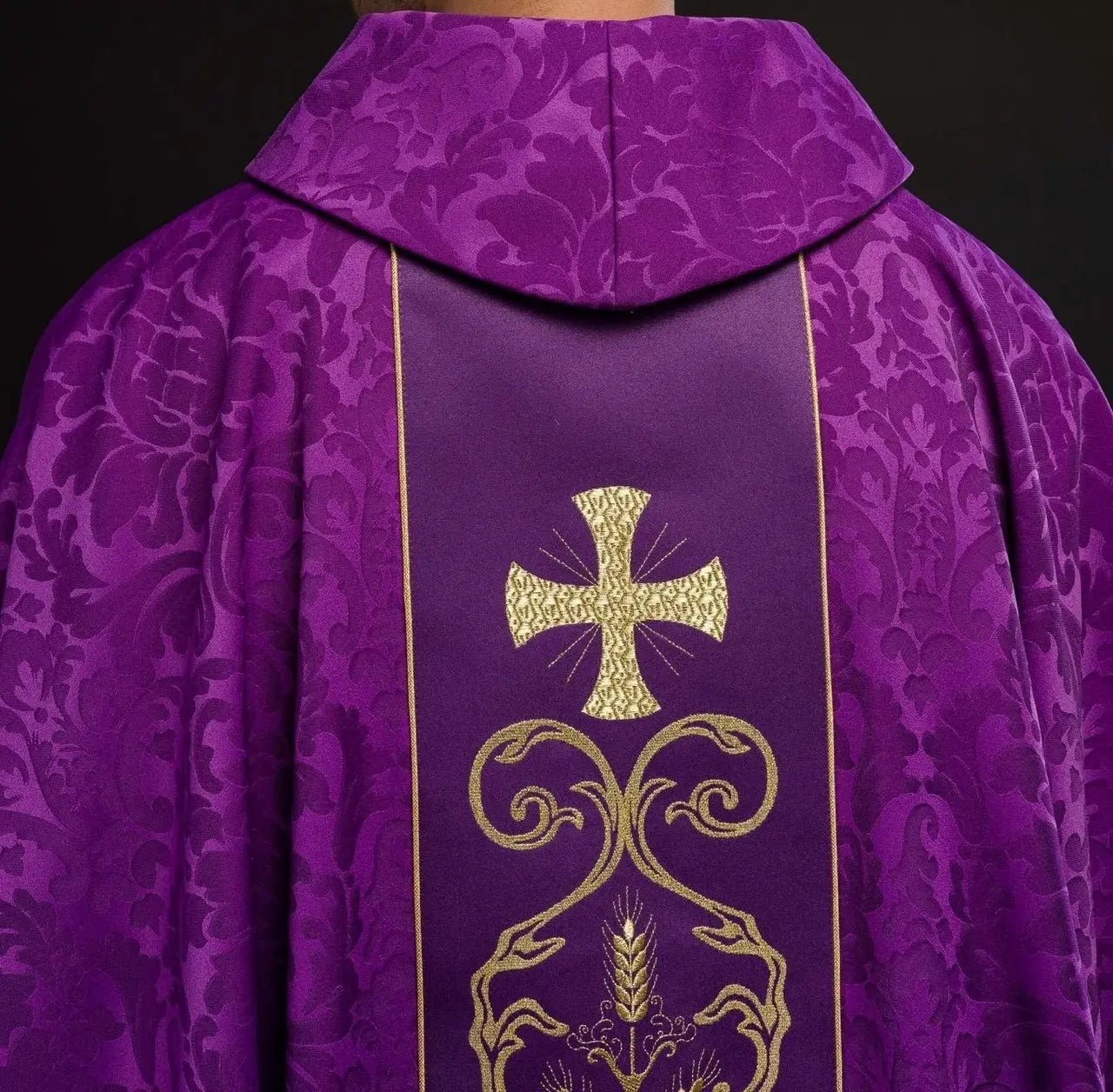 Chasuble liturgique violette décorée d'une ceinture brodée