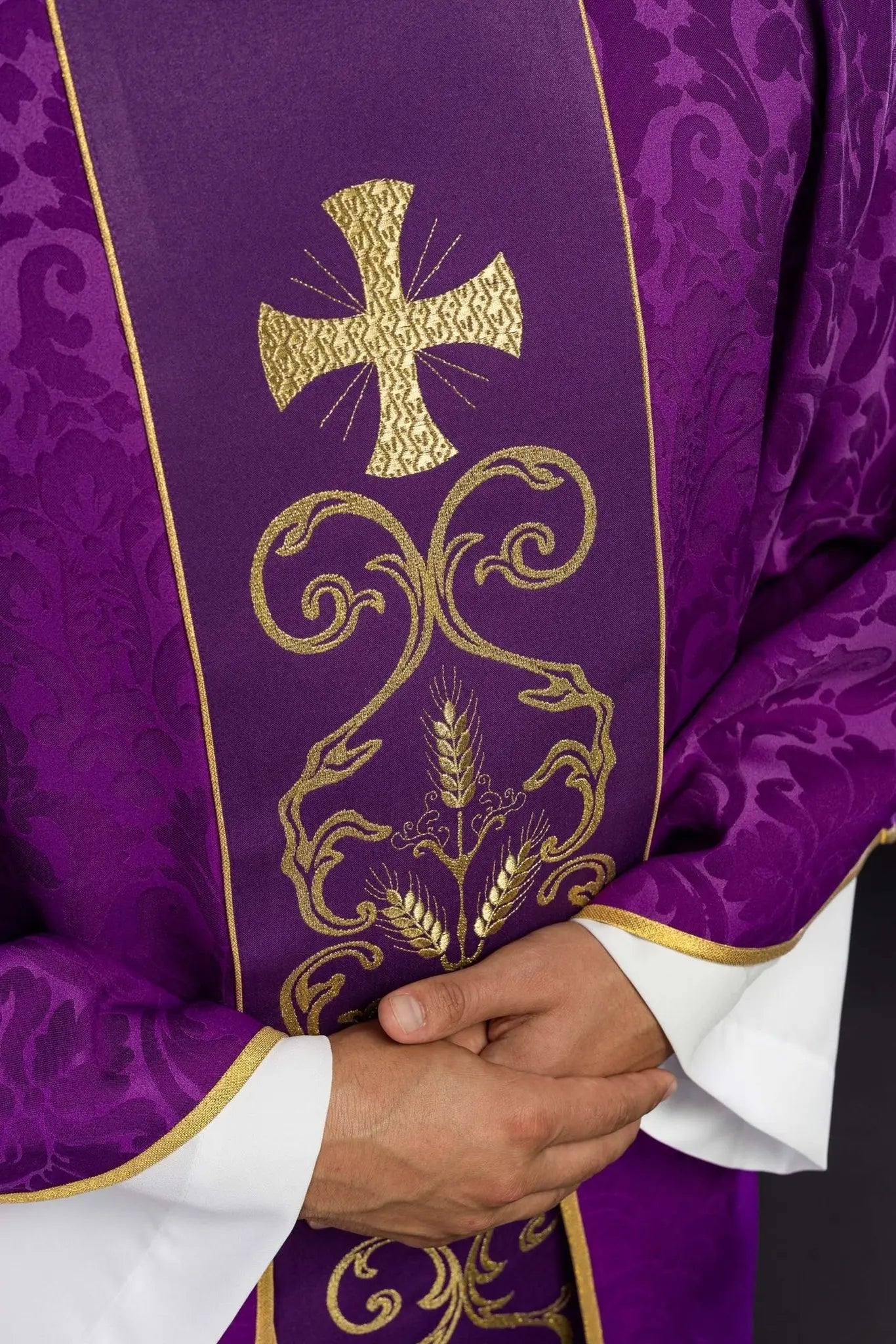 Chasuble liturgique violette décorée d'une ceinture brodée