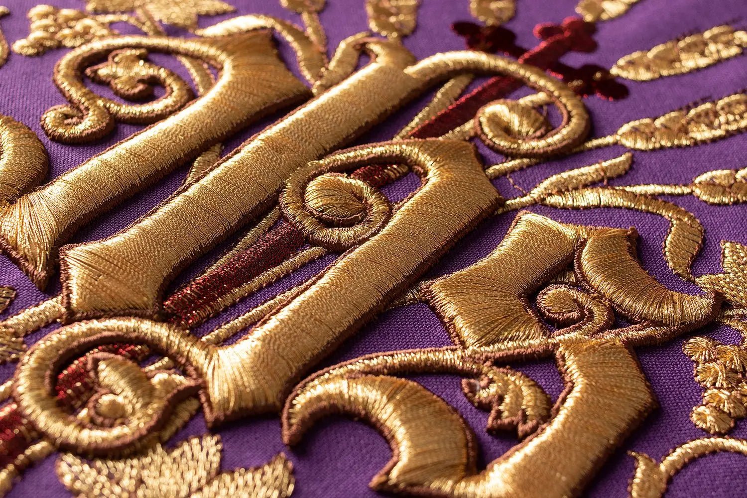 Chasuble romaine violette brodée avec motif IHS