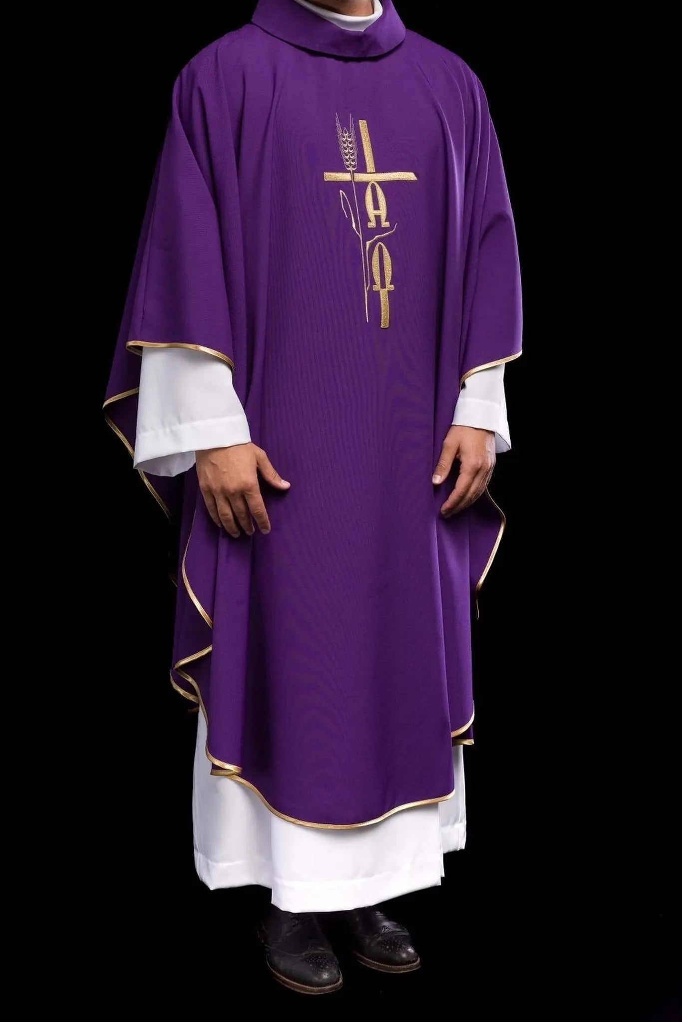 Chasuble violette avec broderie Alpha Omega