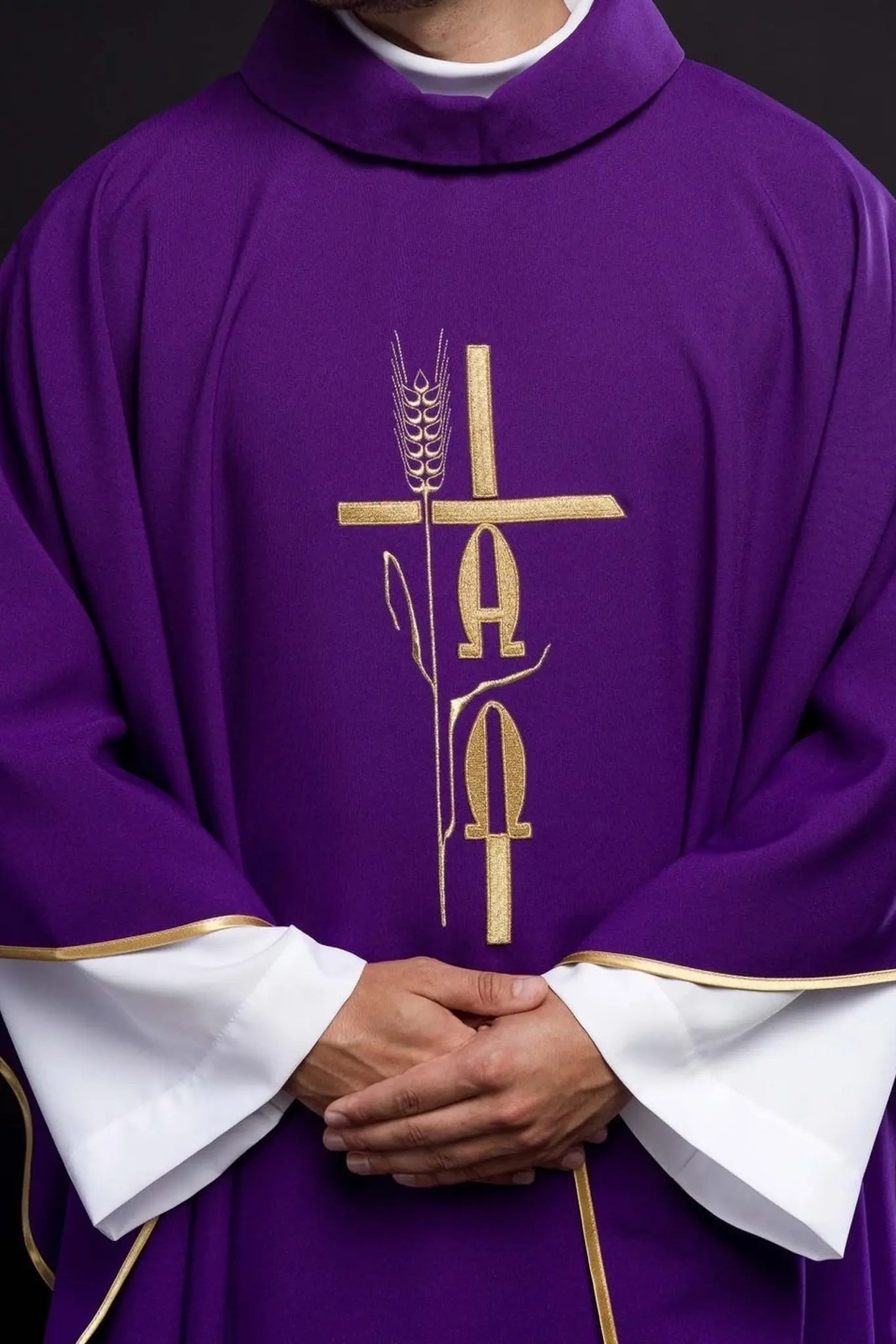 Chasuble violette avec broderie Alpha Omega