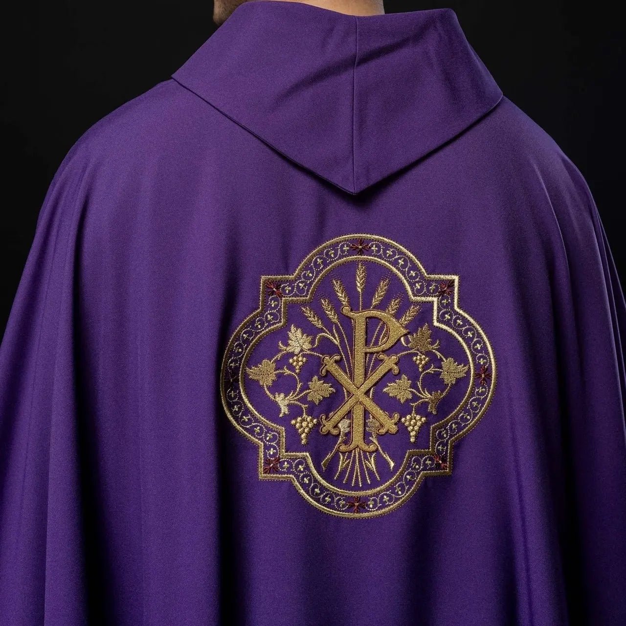 Chasuble violette avec broderie IHS et PAX