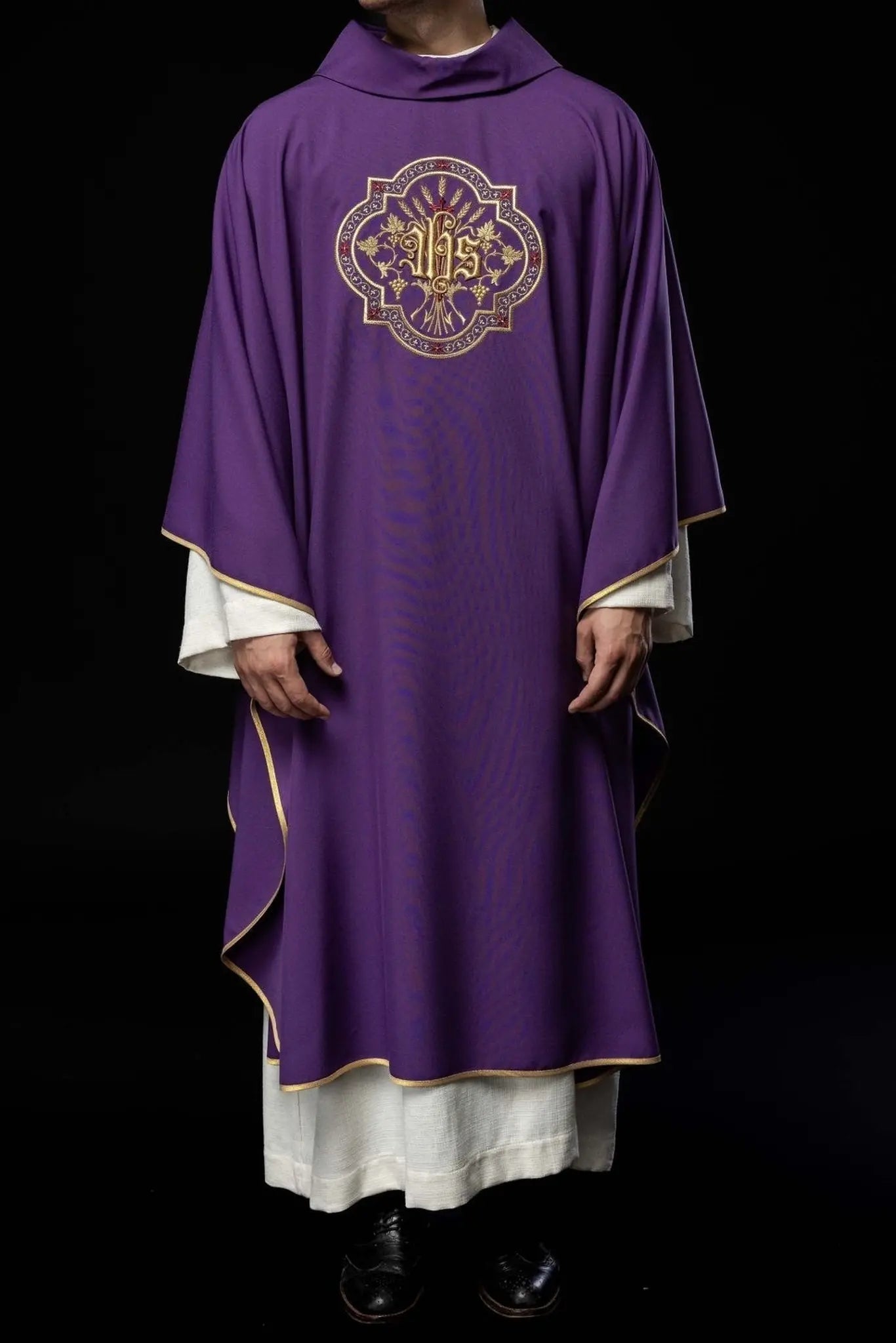Chasuble violette avec broderie IHS et PAX