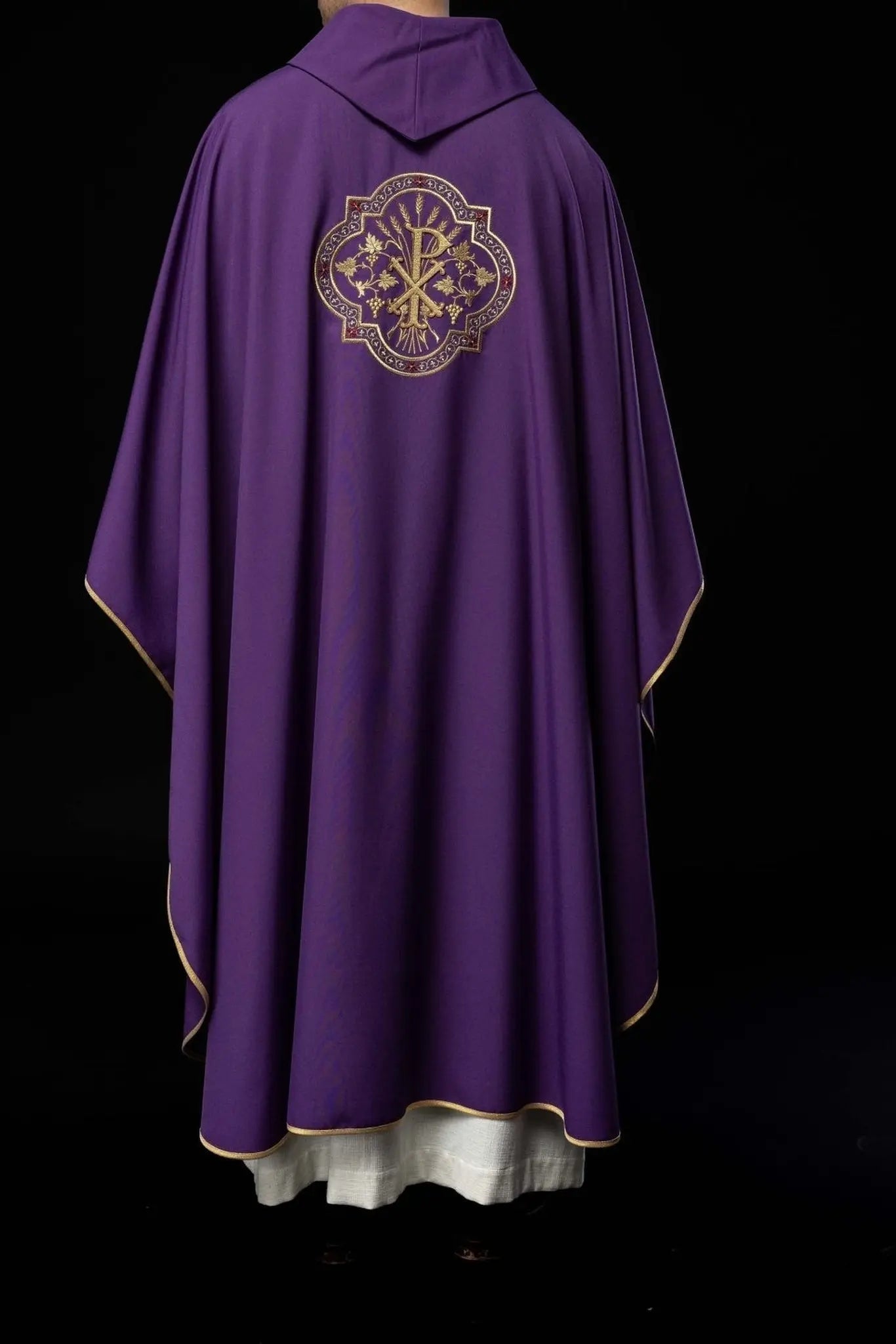 Chasuble violette avec broderie IHS et PAX