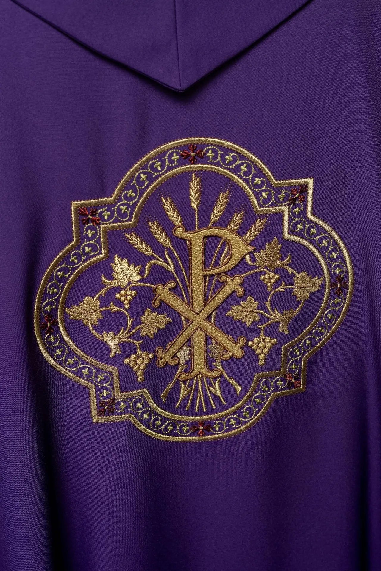 Chasuble violette avec broderie IHS et PAX