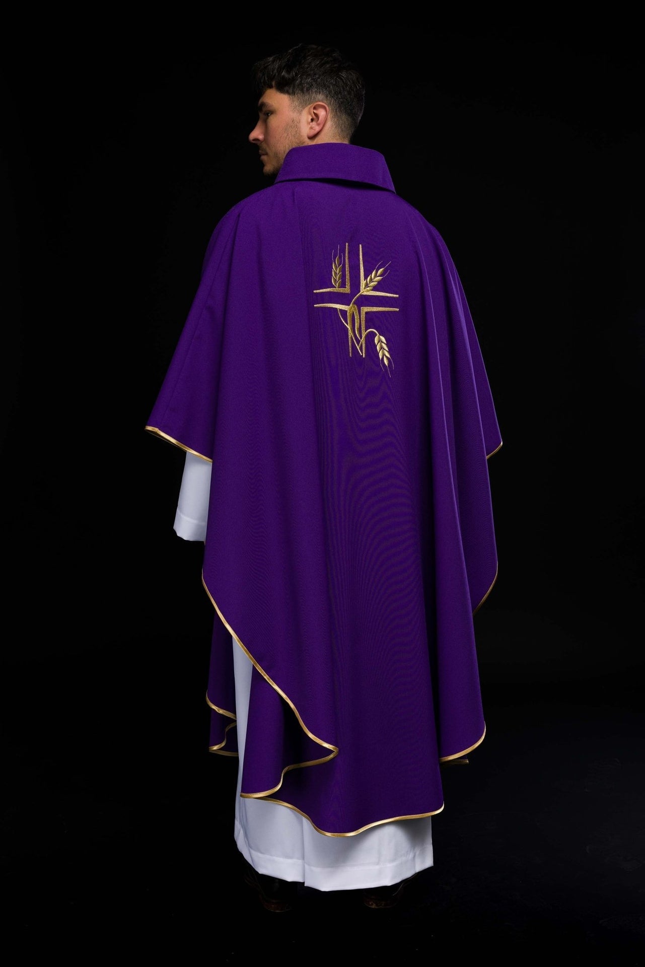 Fioletowy ornat z haftem Krzyża i Kłosów