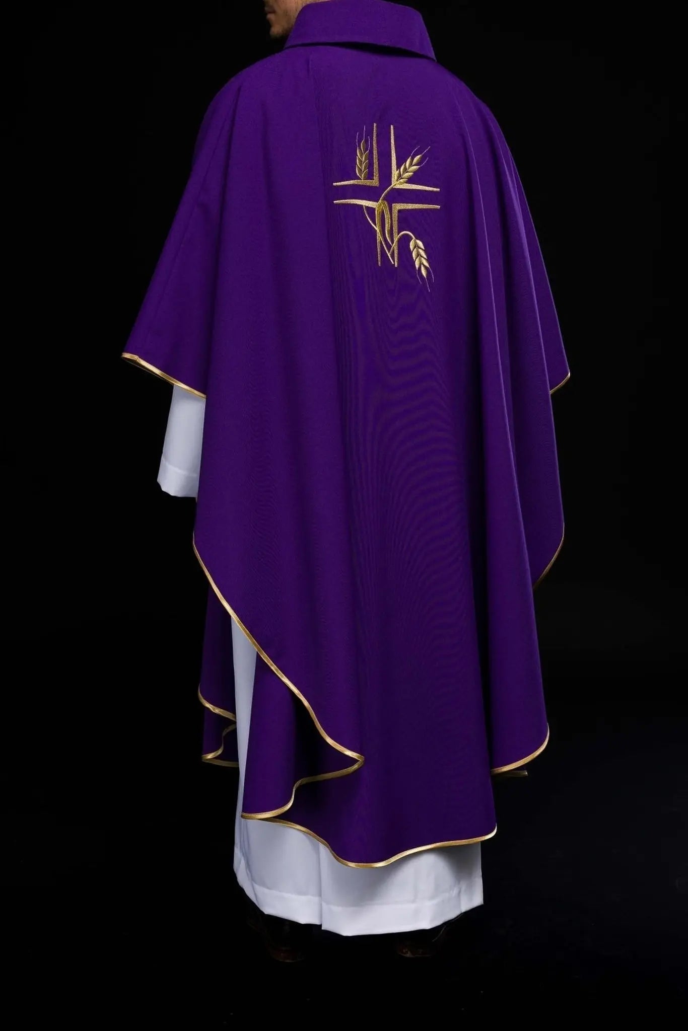 Chasuble violette avec broderie de la Croix et des Pointes