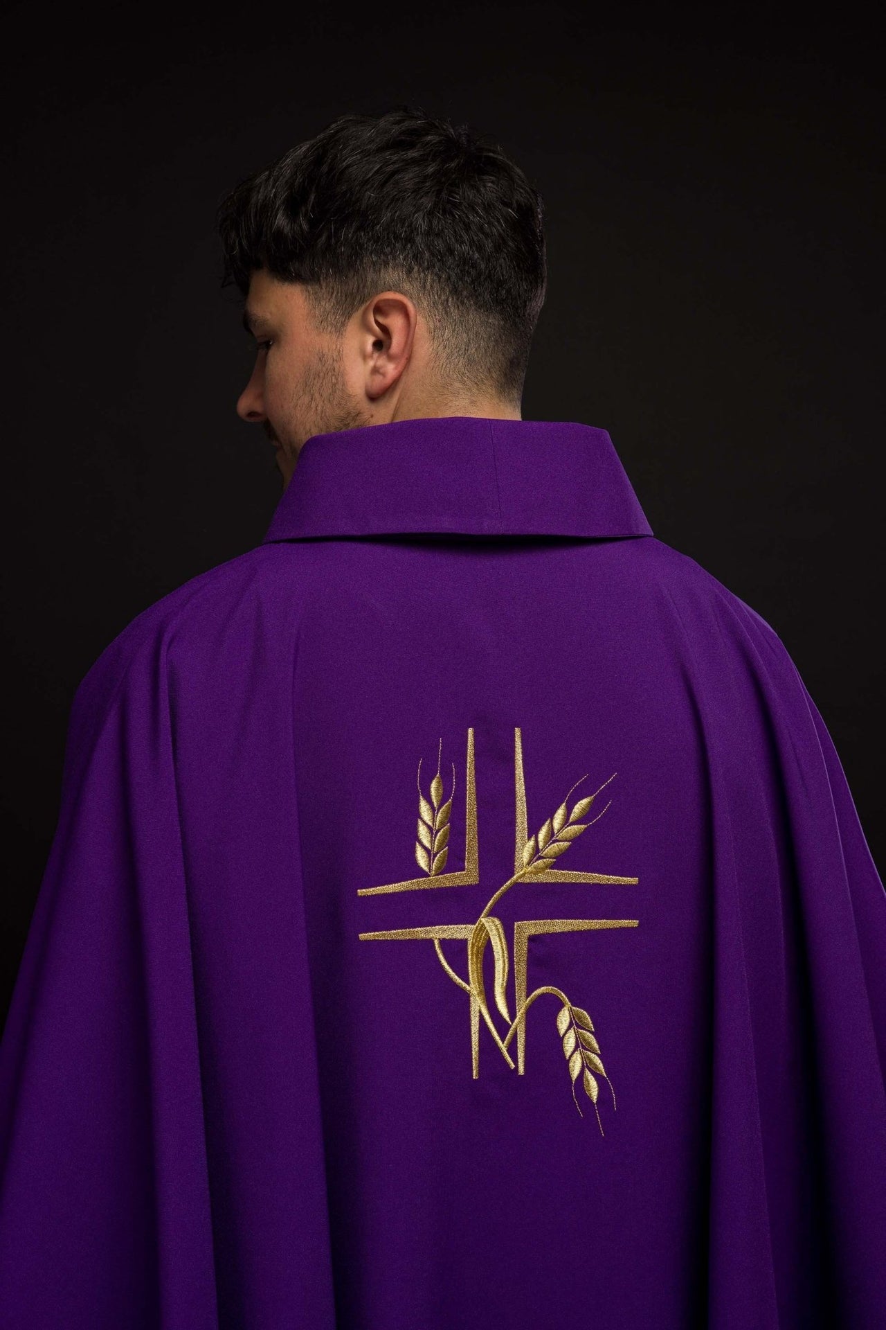 Fioletowy ornat z haftem Krzyża i Kłosów