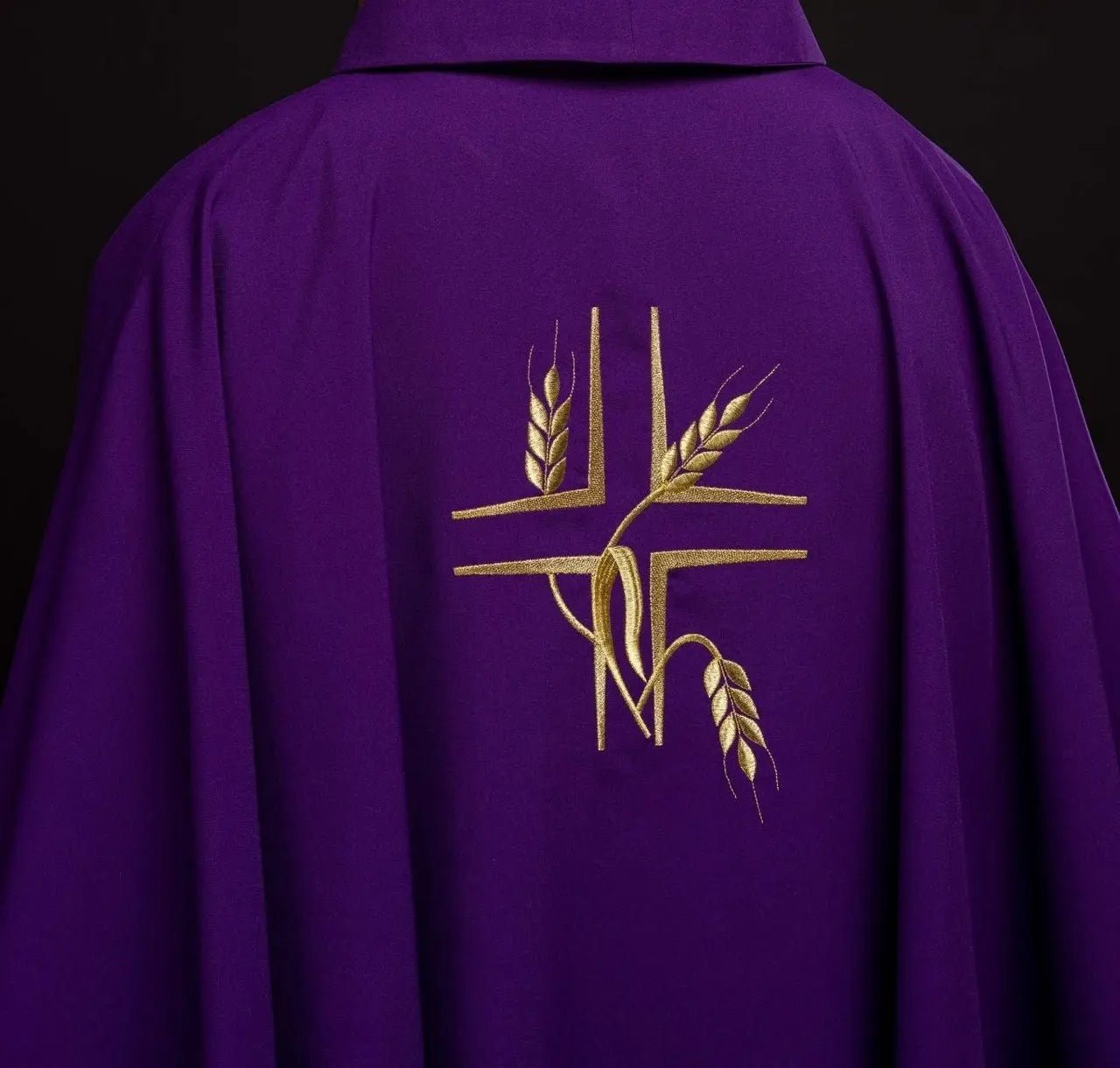 Chasuble violette avec broderie de la Croix et des Pointes