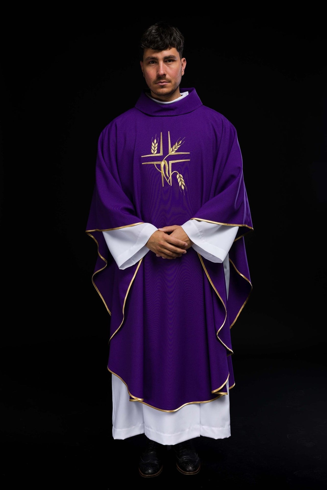 Fioletowy ornat z haftem Krzyża i Kłosów