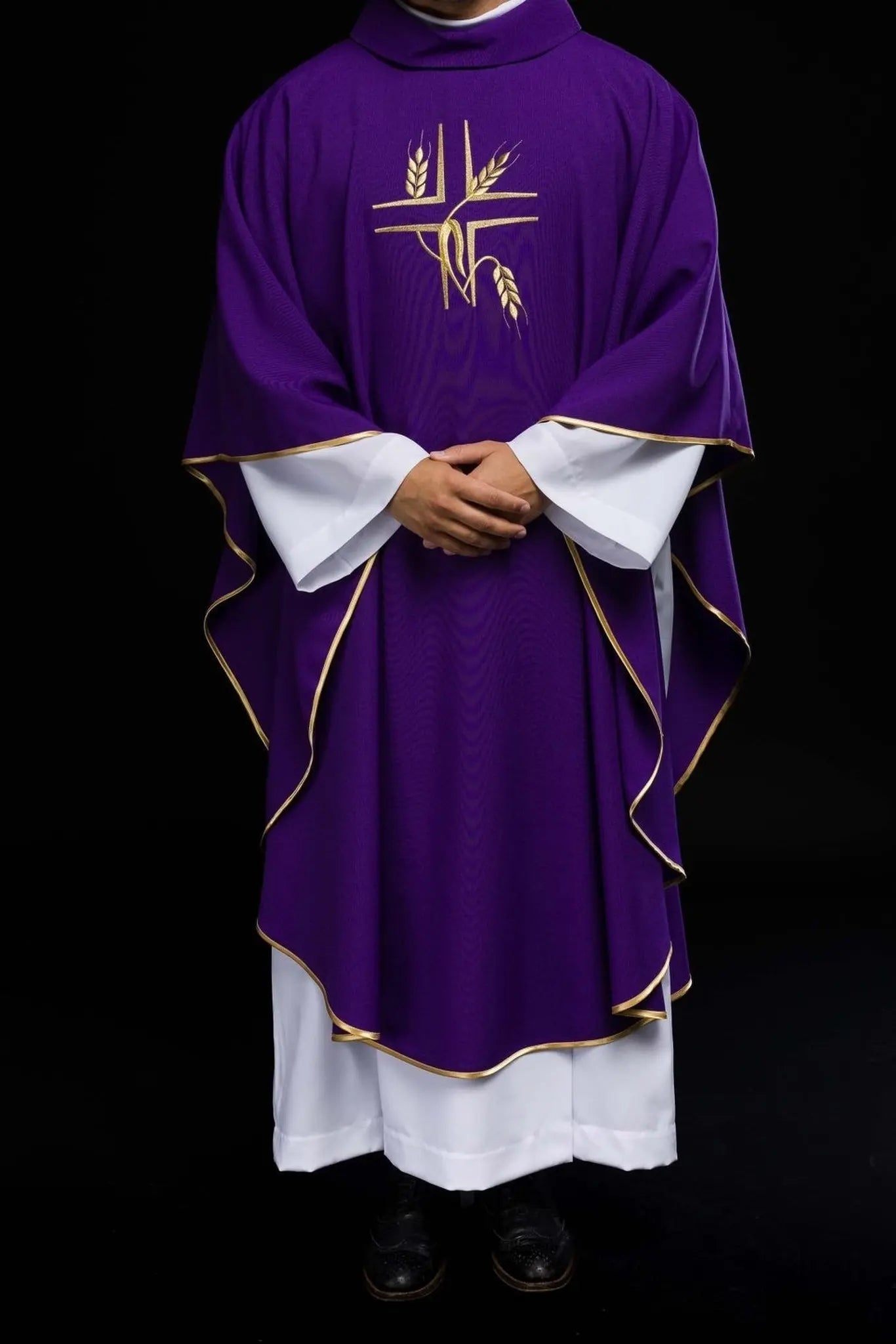 Chasuble violette avec broderie de la Croix et des Pointes