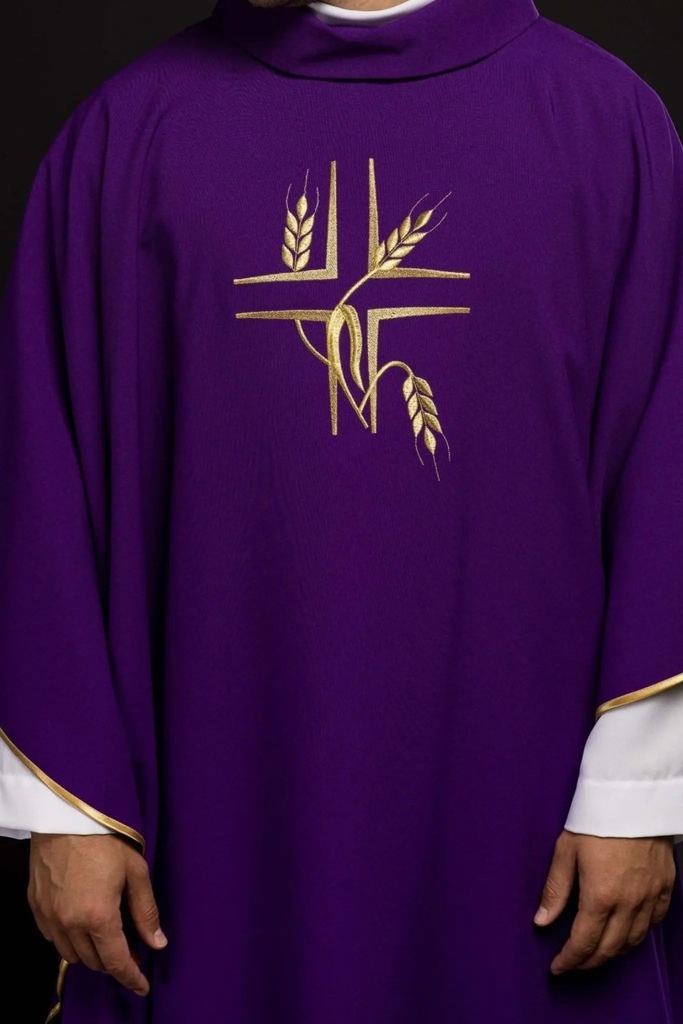 Chasuble violette avec broderie de la Croix et des Pointes