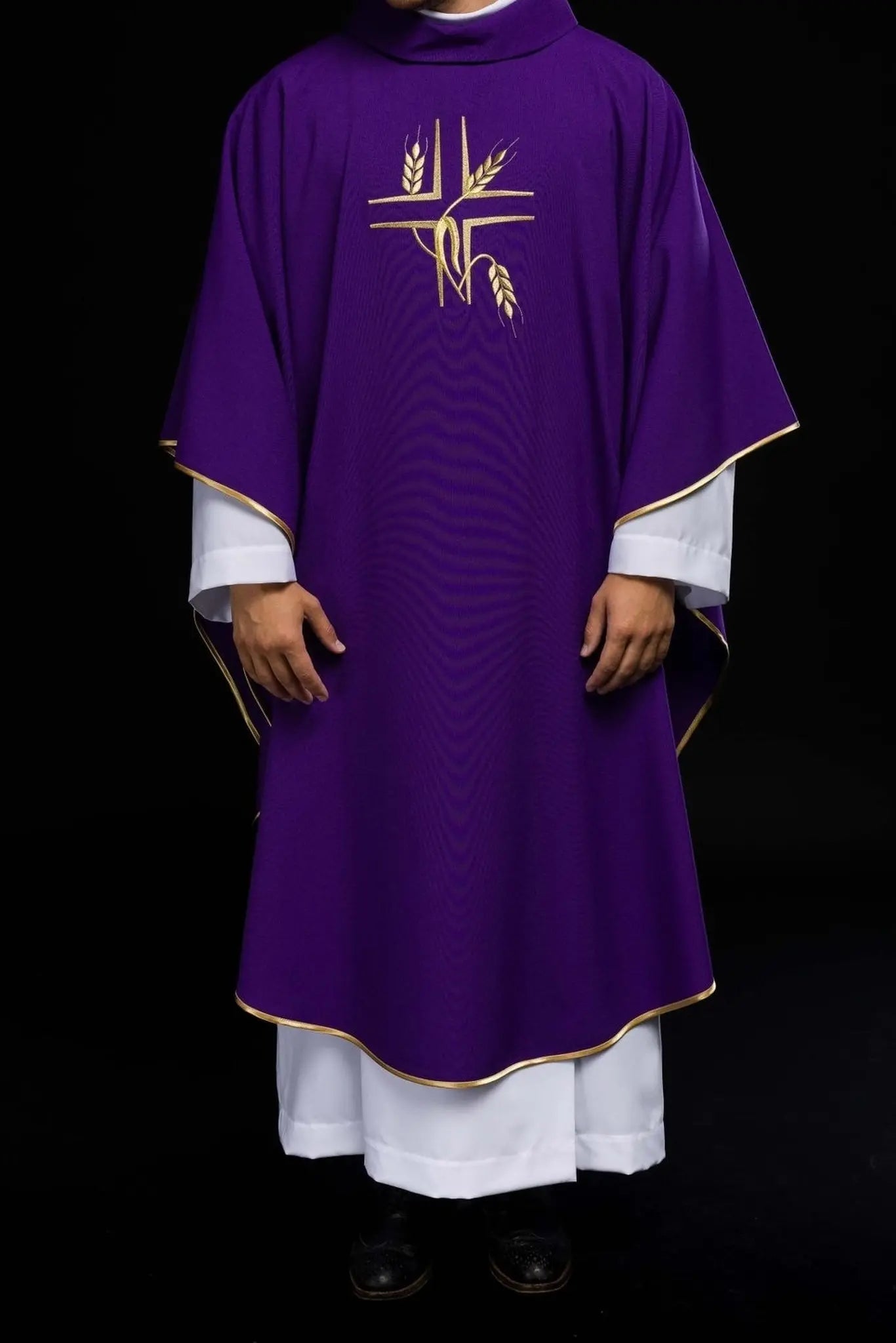Chasuble violette avec broderie de la Croix et des Pointes