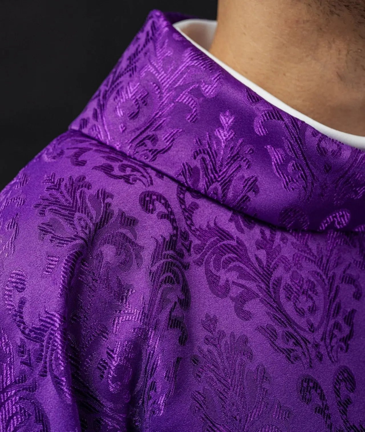 Chasuble violette avec motif IHS brodé sur tissu décoratif