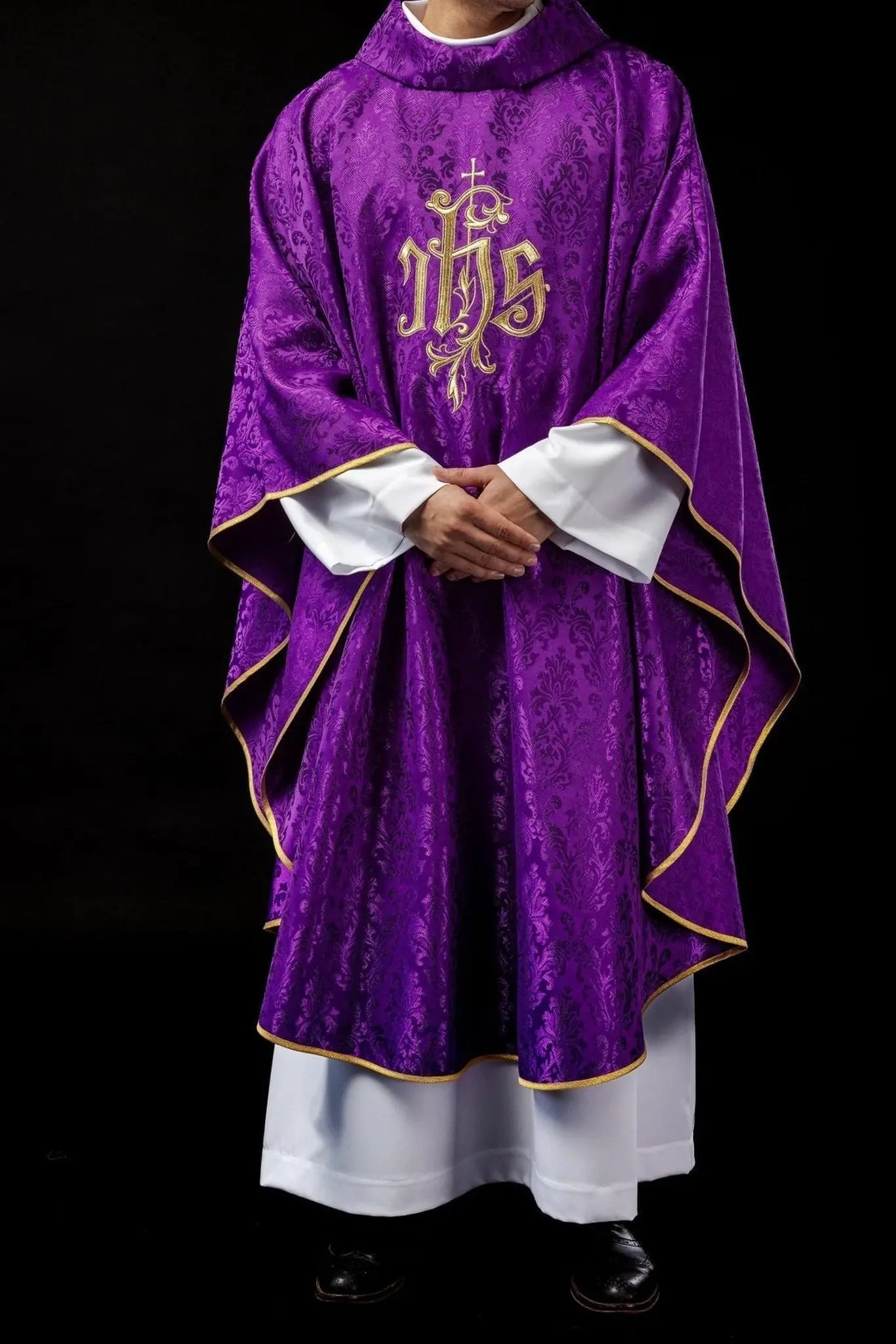 Chasuble violette avec motif IHS brodé sur tissu décoratif