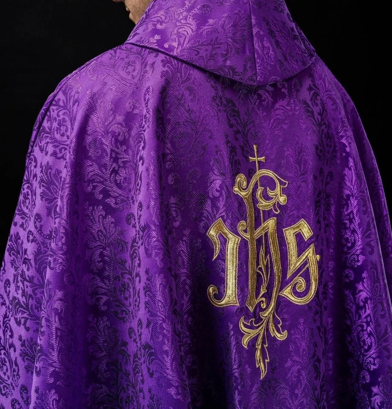 Chasuble violette avec motif IHS brodé sur tissu décoratif