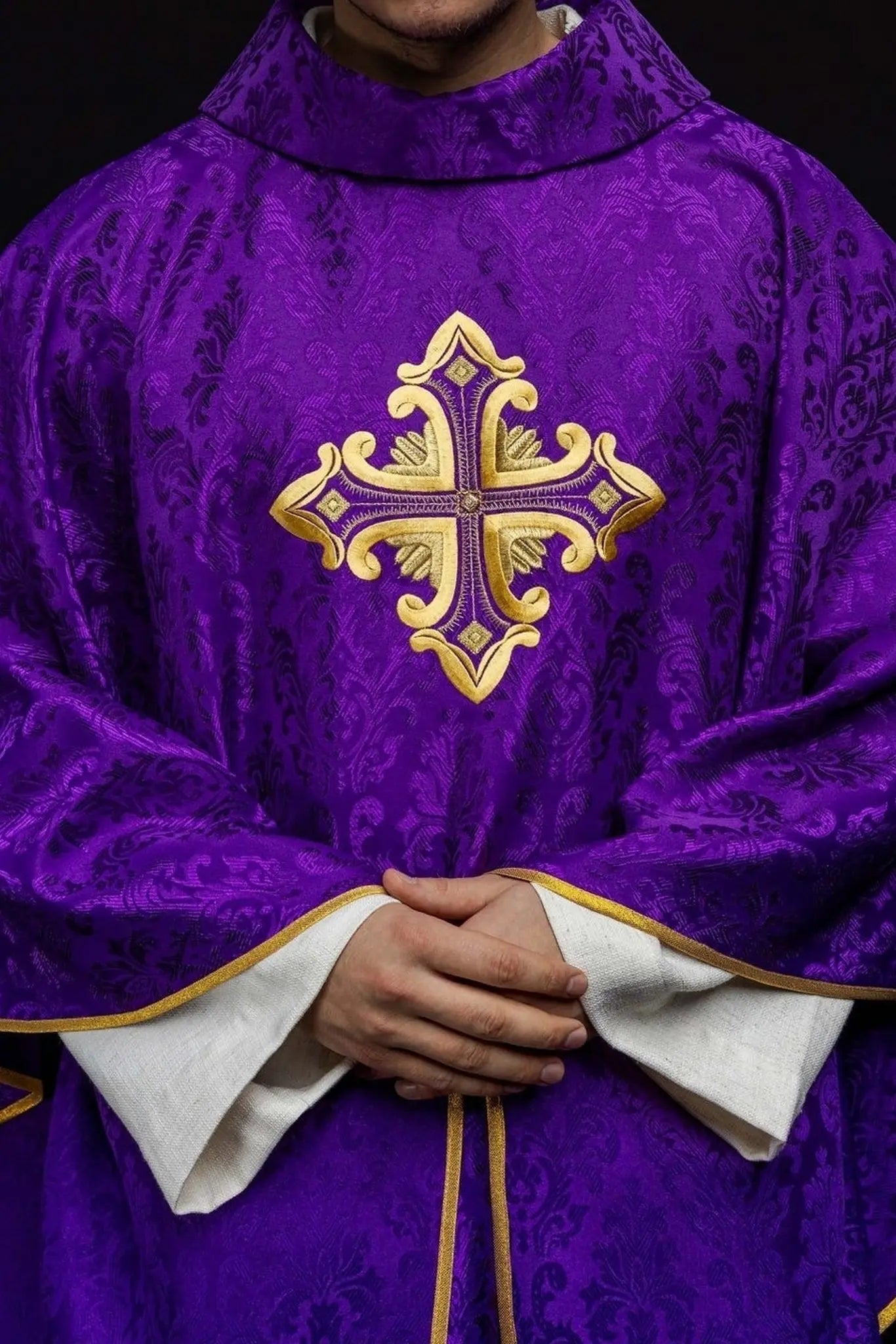 Chasuble violette avec croix, fabriquée en tissu à motifs