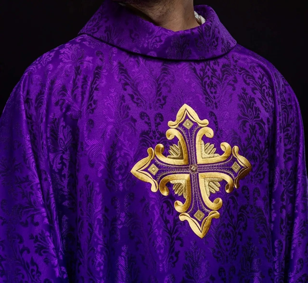 Chasuble violette avec croix, fabriquée en tissu à motifs